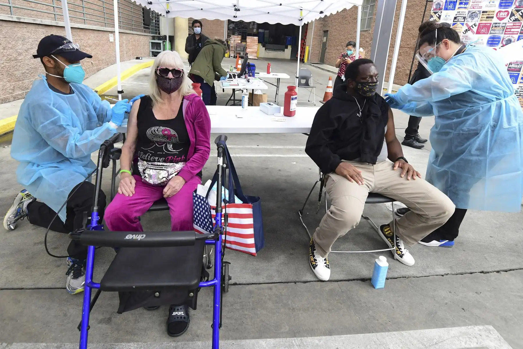 Las enfermeras administran la vacuna Moderna Covid-19 durante una campaña dirigida a personas mayores de 65 años que están sin hogar en la Misión de Los Ángeles, en el área de Skid Row del centro de Los Ángeles, California, el 10 de febrero de 2021. Foto: AFP