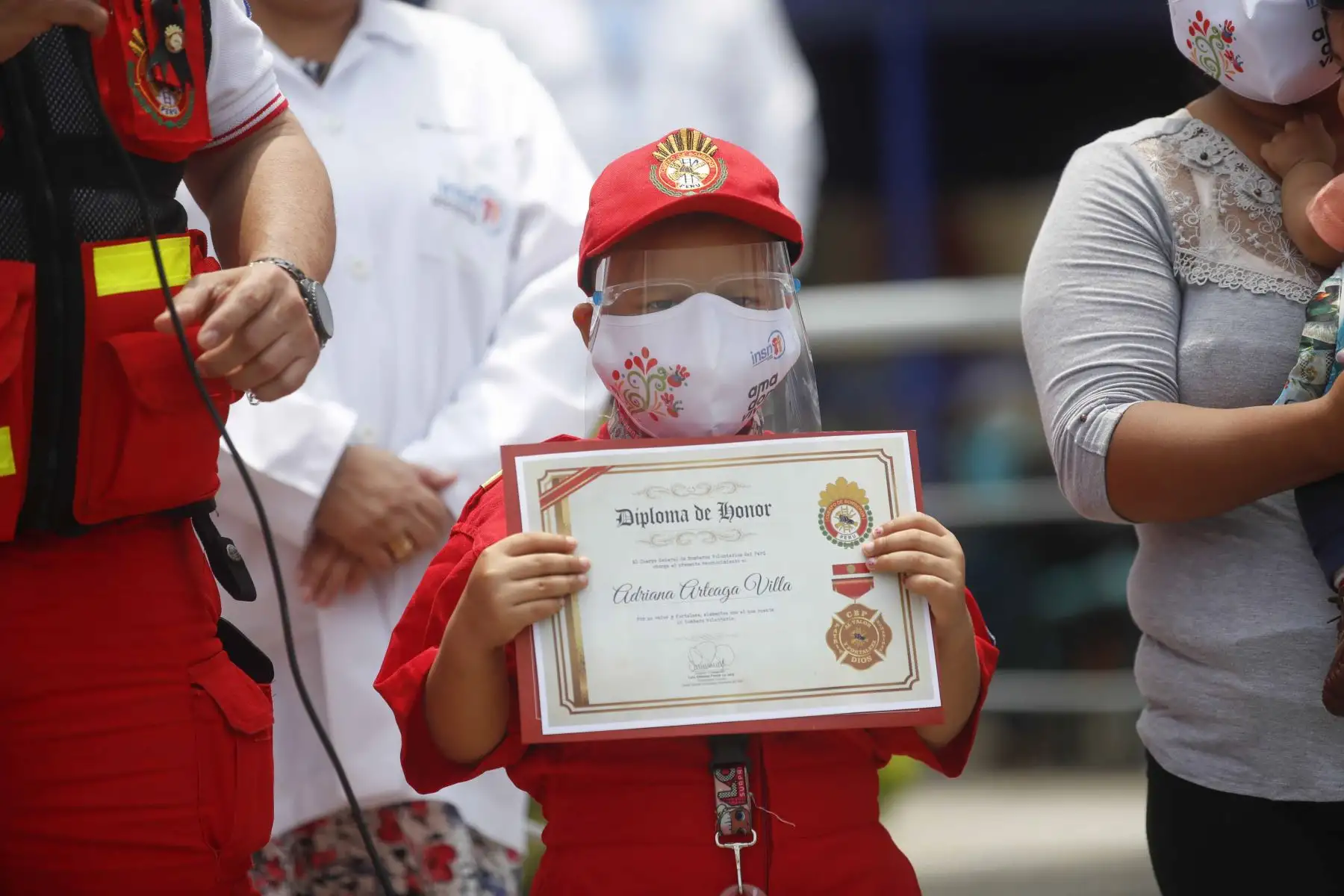 Niña de 5 años que viene luchando contra la enfermedad de la leucemia cumple su sueño de ser bombera y dirige un operativo con los hombres de rojo. Adriana comentó que su sueño es ser bombero porque quiere cumplir esa labor social desinteresada a favor de las personas. Foto: Juan Carlos Guzmán