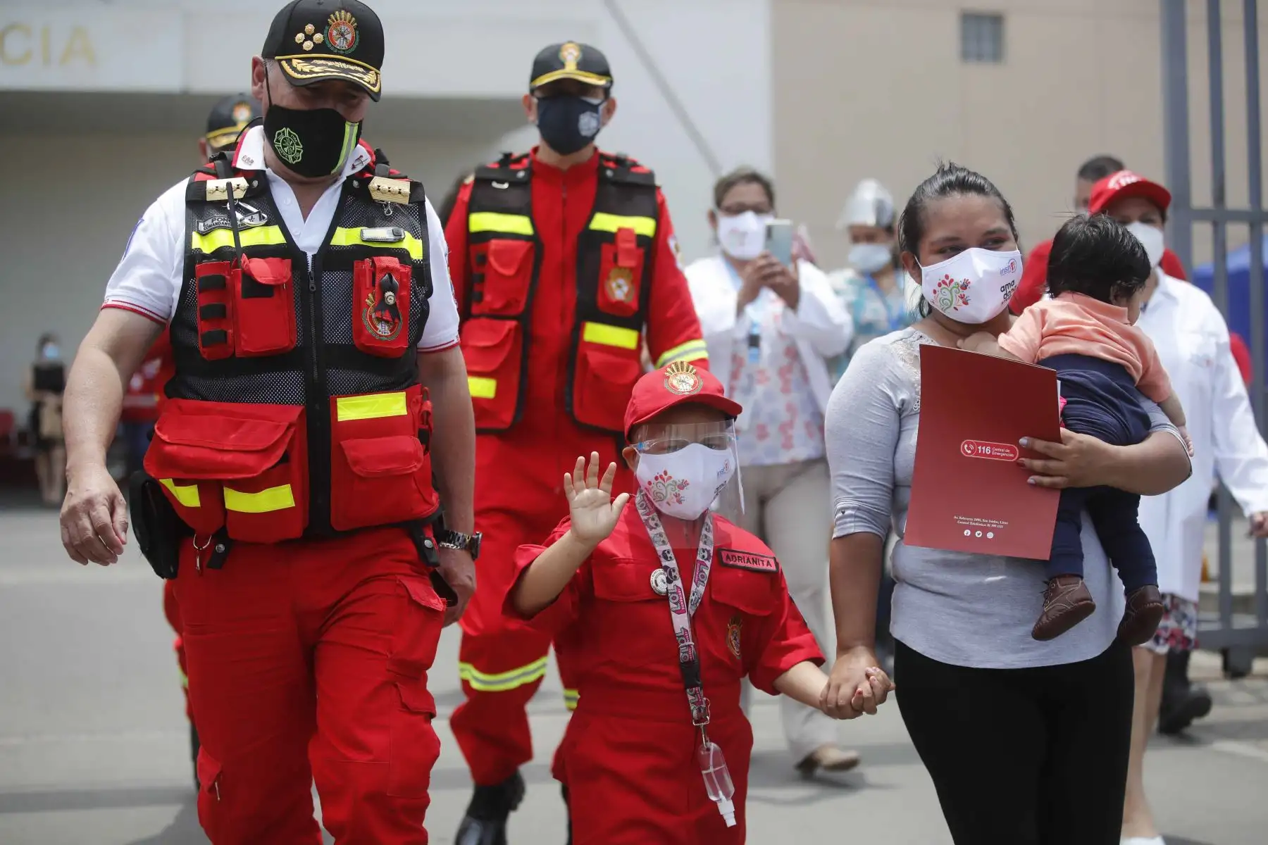 Niña de 5 años que viene luchando contra la enfermedad de la leucemia cumple su sueño de ser bombera y dirige un operativo con los hombres de rojo. Adriana comentó que su sueño es ser bombero porque quiere cumplir esa labor social desinteresada a favor de las personas. Foto: Juan Carlos Guzmán