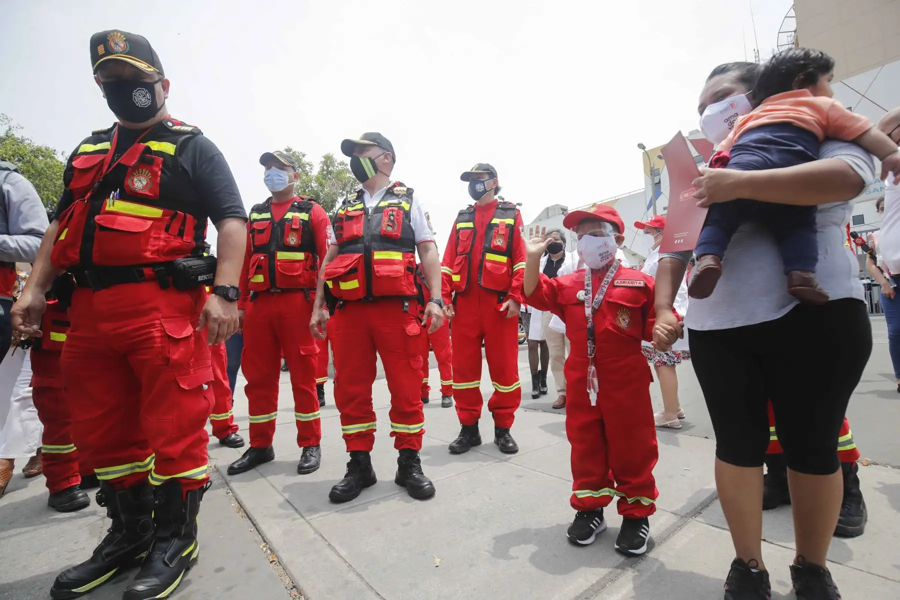 Niña de 5 años que viene luchando contra la enfermedad de la leucemia cumple su sueño de ser bombera y dirige un operativo con los hombres de rojo. Adriana comentó que su sueño es ser bombero porque quiere cumplir esa labor social desinteresada a favor de las personas. Foto: Juan Carlos Guzmán