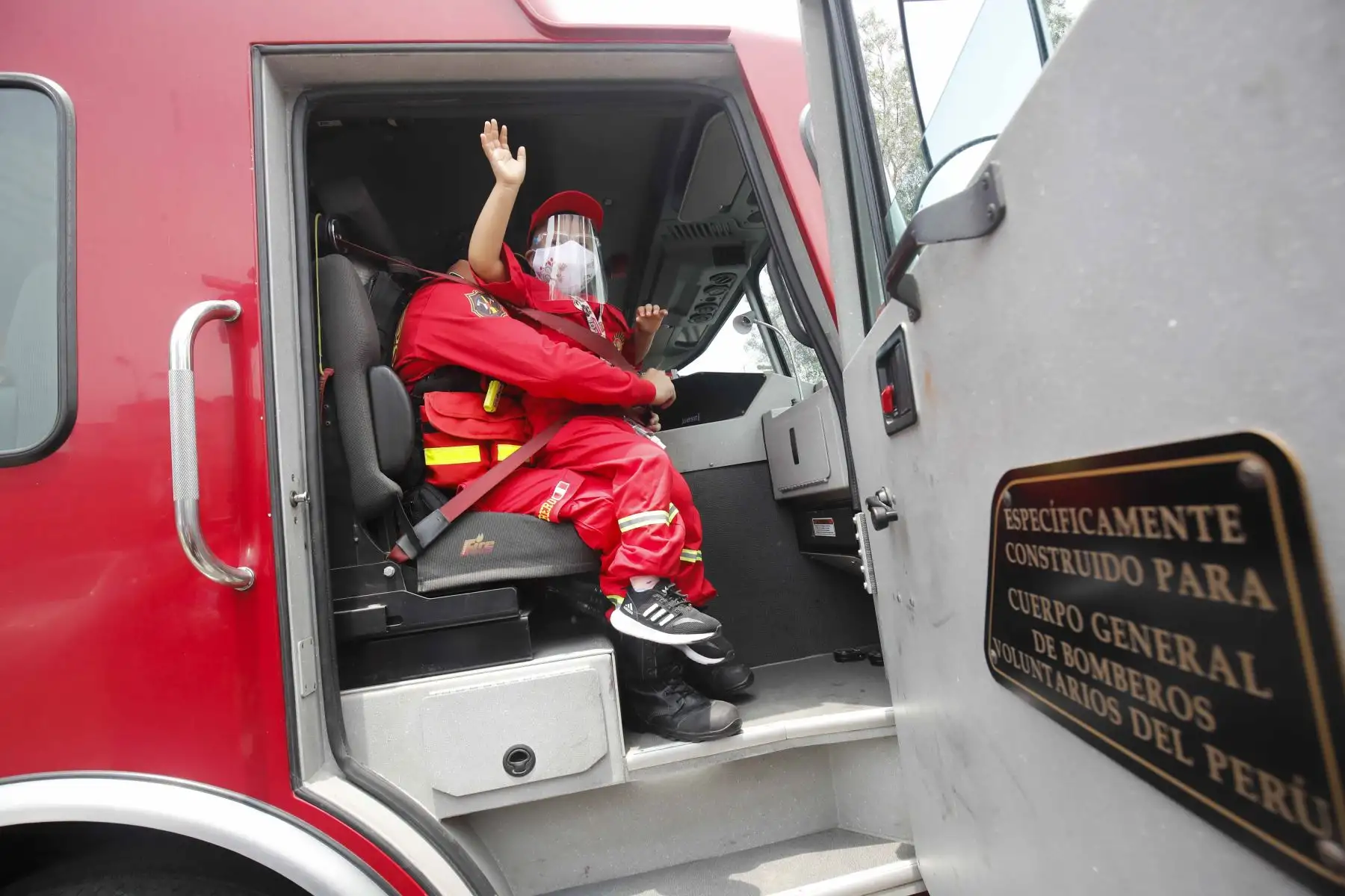 Niña de 5 años que viene luchando contra la enfermedad de la leucemia cumple su sueño de ser bombera y dirige un operativo con los hombres de rojo. Adriana comentó que su sueño es ser bombero porque quiere cumplir esa labor social desinteresada a favor de las personas. Foto: Juan Carlos Guzmán