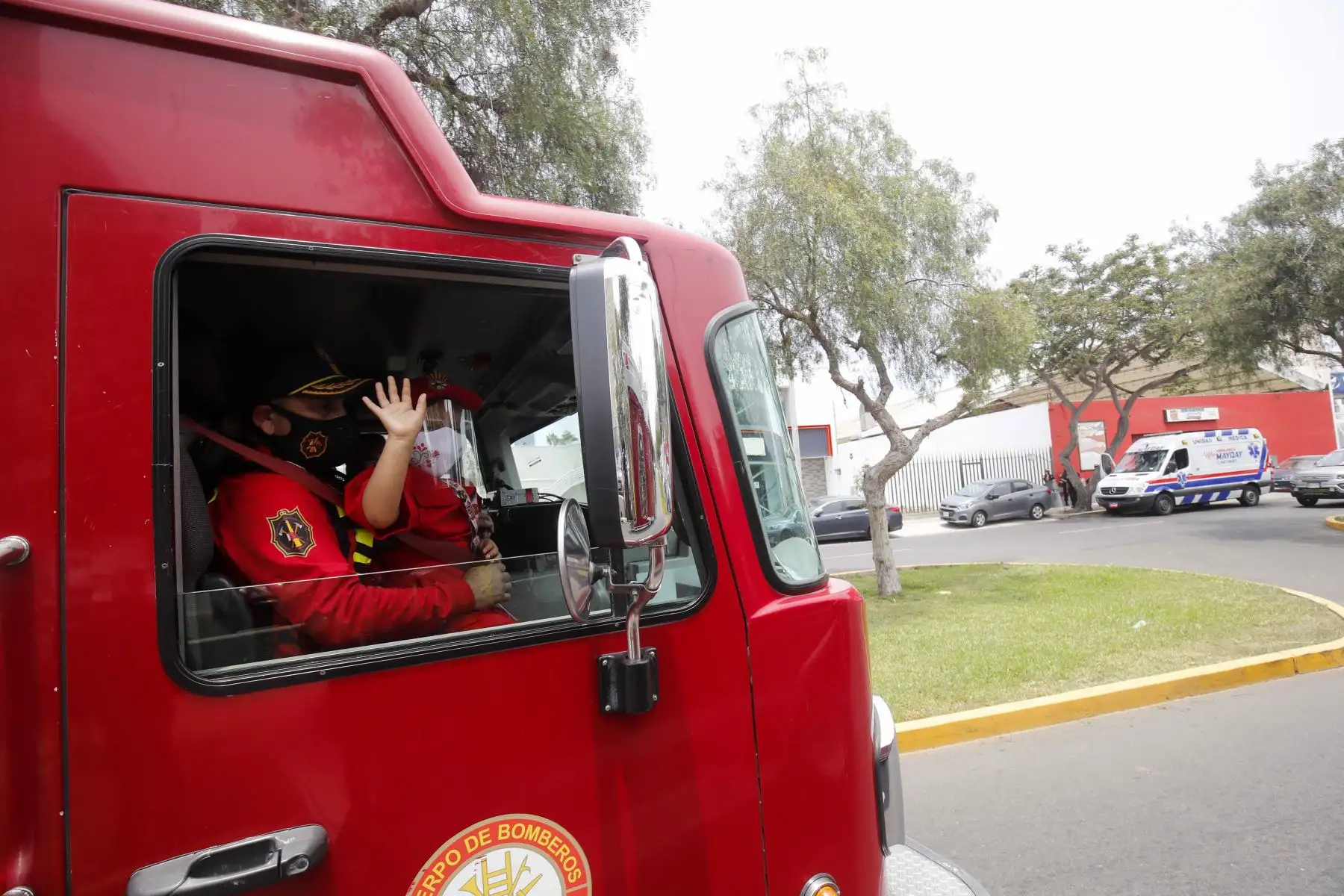 Niña de 5 años que viene luchando contra la enfermedad de la leucemia cumple su sueño de ser bombera y dirige un operativo con los hombres de rojo. Adriana comentó que su sueño es ser bombero porque quiere cumplir esa labor social desinteresada a favor de las personas. Foto: Juan Carlos Guzmán