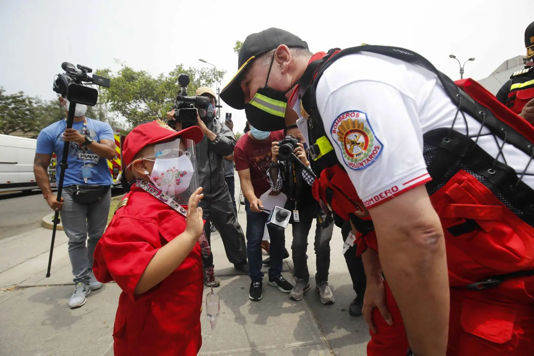 Niña de 5 años que viene luchando contra la enfermedad de la leucemia cumple su sueño de ser bombera y dirige un operativo con los hombres de rojo. Adriana comentó que su sueño es ser bombero porque quiere cumplir esa labor social desinteresada a favor de las personas. Foto: Juan Carlos Guzmán