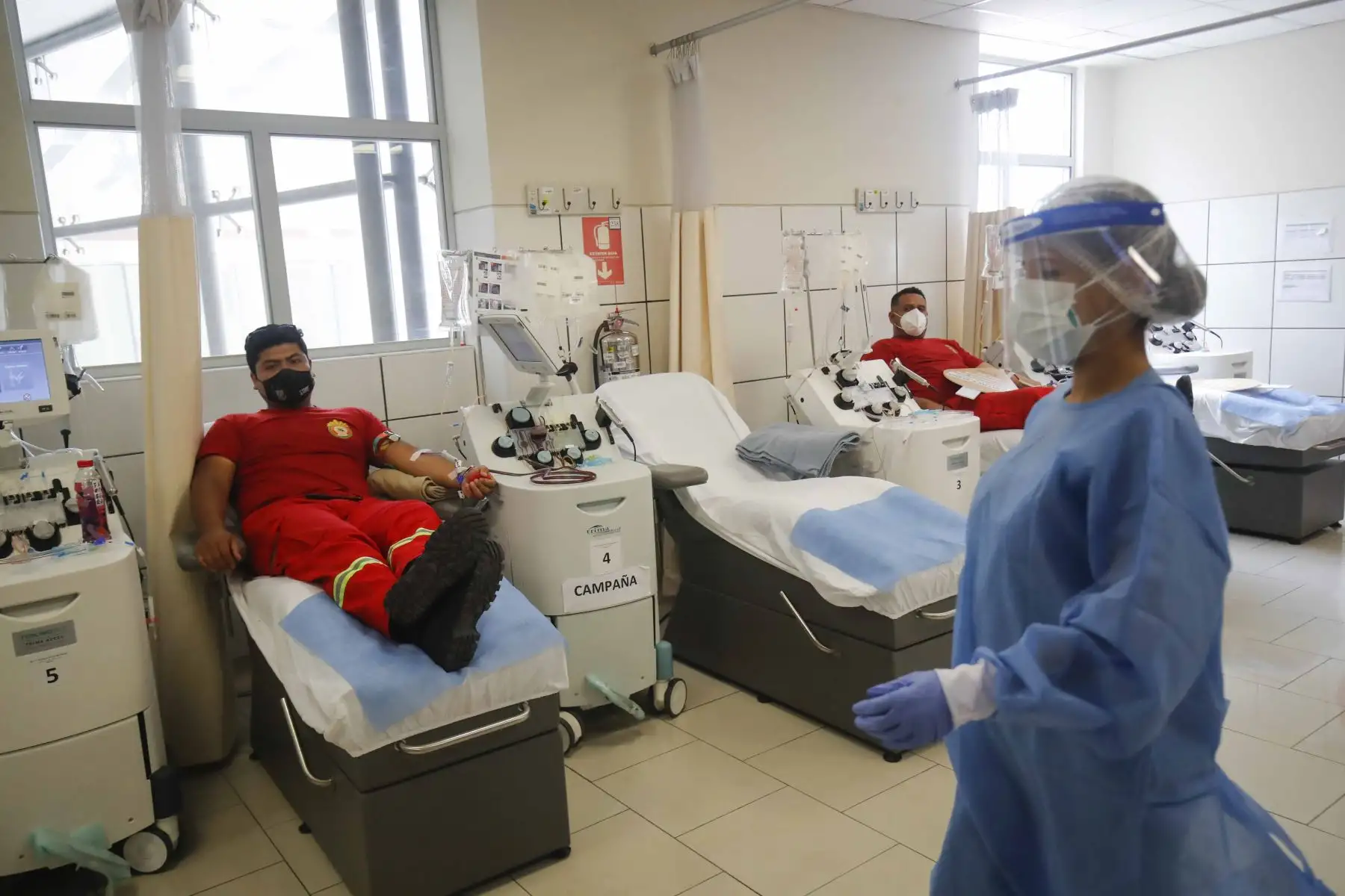 Bomberos donan sangre y plaquetas para los niños con cáncer del INSN de San Borja  Foto: Juan Carlos Guzmán