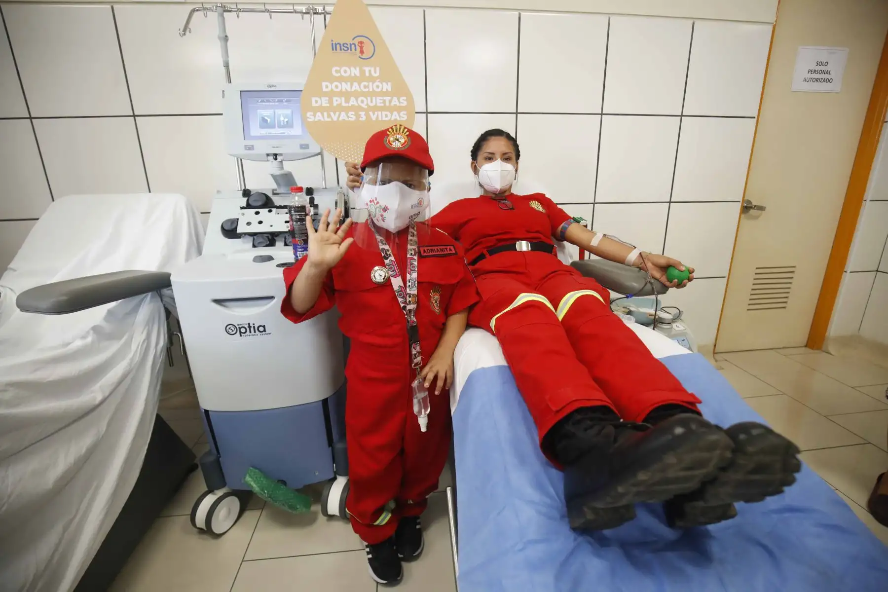 Niña de 5 años que viene luchando contra la enfermedad de la leucemia cumple su sueño de ser bombera y dirige un operativo con los hombres de rojo. Adriana comentó que su sueño es ser bombero porque quiere cumplir esa labor social desinteresada a favor de las personas. Foto: Juan Carlos Guzmán
