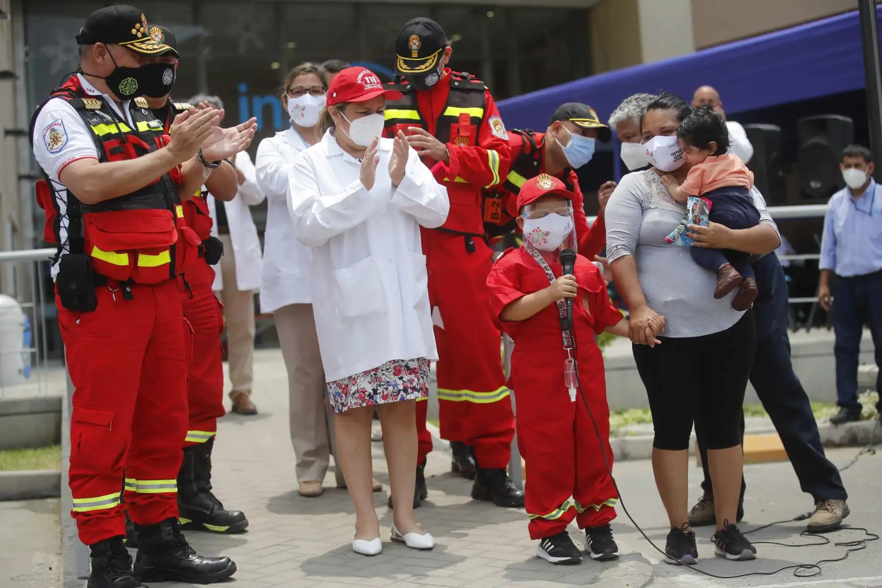 Niña de 5 años que viene luchando contra la enfermedad de la leucemia cumple su sueño de ser bombera y dirige un operativo con los hombres de rojo. Adriana comentó que su sueño es ser bombero porque quiere cumplir esa labor social desinteresada a favor de las personas. Foto: Juan Carlos Guzmán