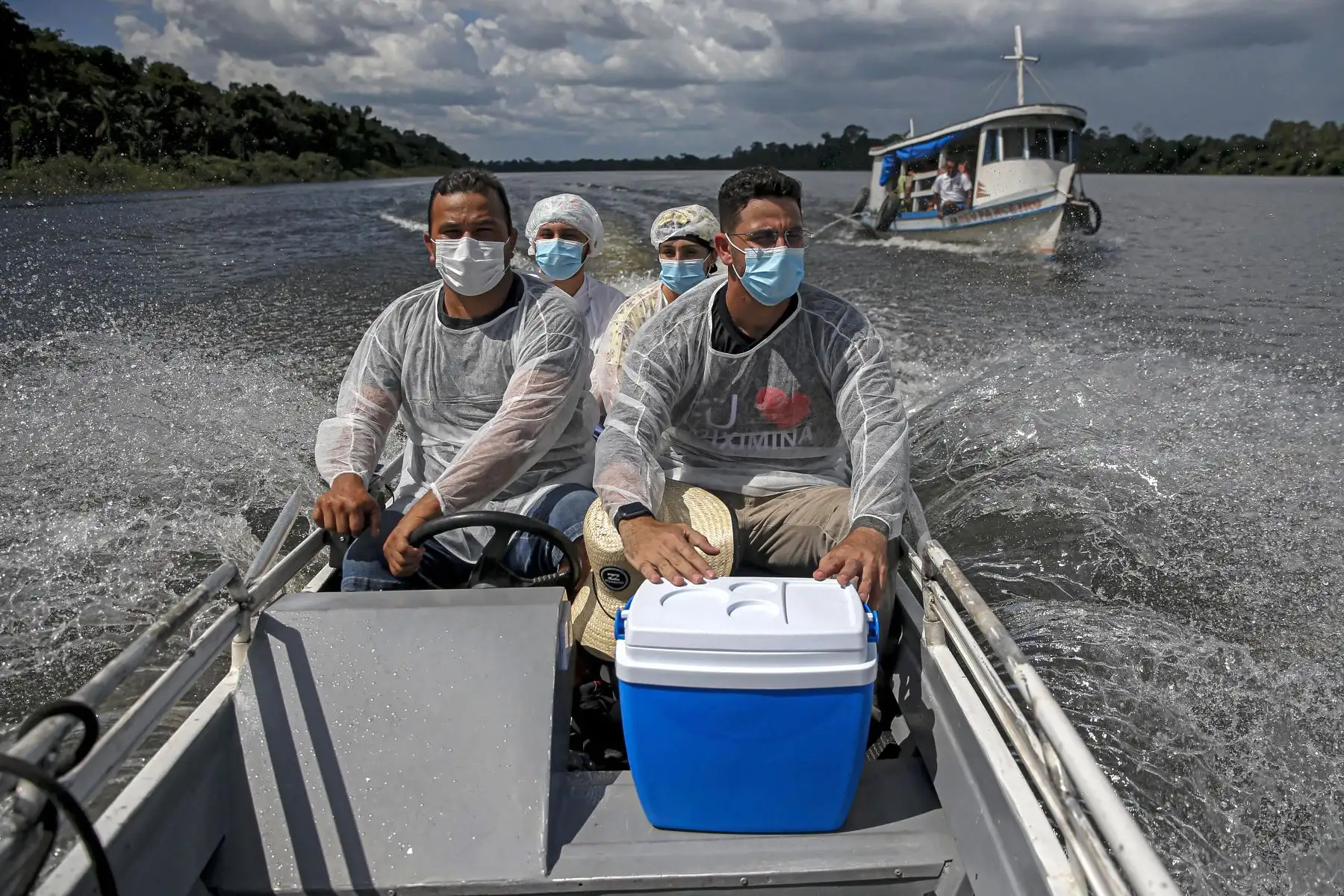 Un equipo de trabajadores de la salud viaja en una lancha por el río Erepecuru para vacunar a las comunidades quilombo -solombas contra el COVID-19 en el municipio de Oriximina, entre la frontera de los estados de Pará y Amazonas, en Brasil. Foto: AFP