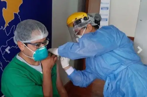 Con esperanza y satisfacción, los profesionales de la salud de EsSalud Cusco que trabajan en la primera línea de batalla contra el covid-19 recibieron la primera dosis de la vacuna contra esta enfermedad y expresaron su agradecimiento a las autoridades nacionales. Foto: EsSalud