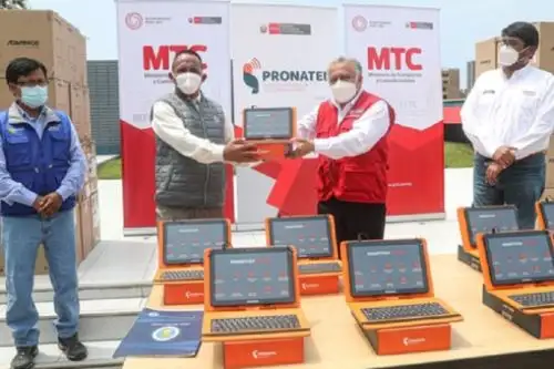 Un nuevo lote de 5,210 tabletas fue entregado por el Ministerio de Transportes y Comunicaciones (MTC) al Gobierno Regional Ayacucho con el fin de reducir la brecha de acceso a la educación y poner a disposición de los alumnos y docentes herramientas que les permitan generar habilidades digitales.