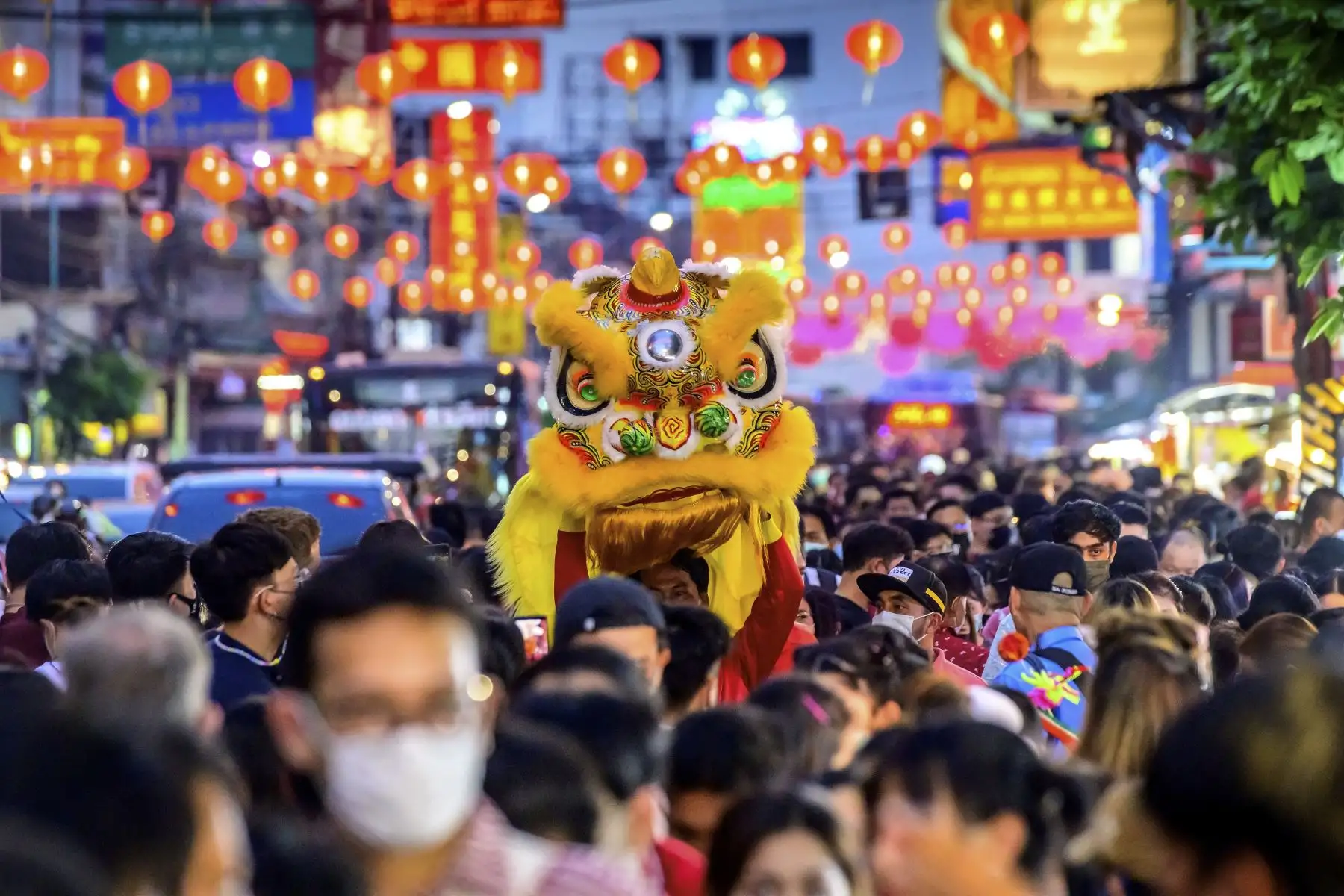 Un bailarín lleva una cabeza de dragón en la concurrida calle principal de Chinatown el primer día del Año Nuevo Lunar en Bangkok, en Tailandia. Foto: AFP