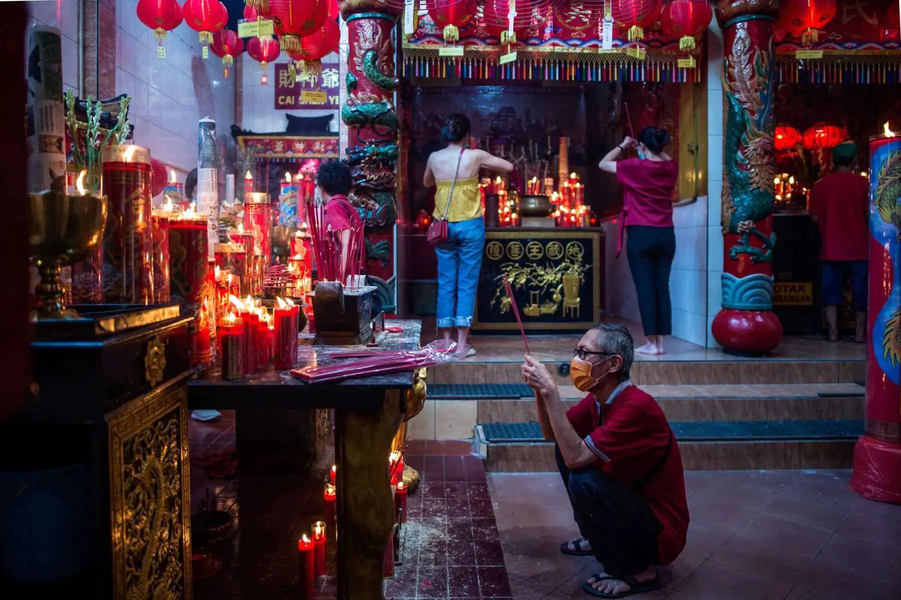 La gente reza en un templo chino el primer día del Año Nuevo Lunar en Surabaya, Java Oriental, en Indonesia. Foto: AFP
