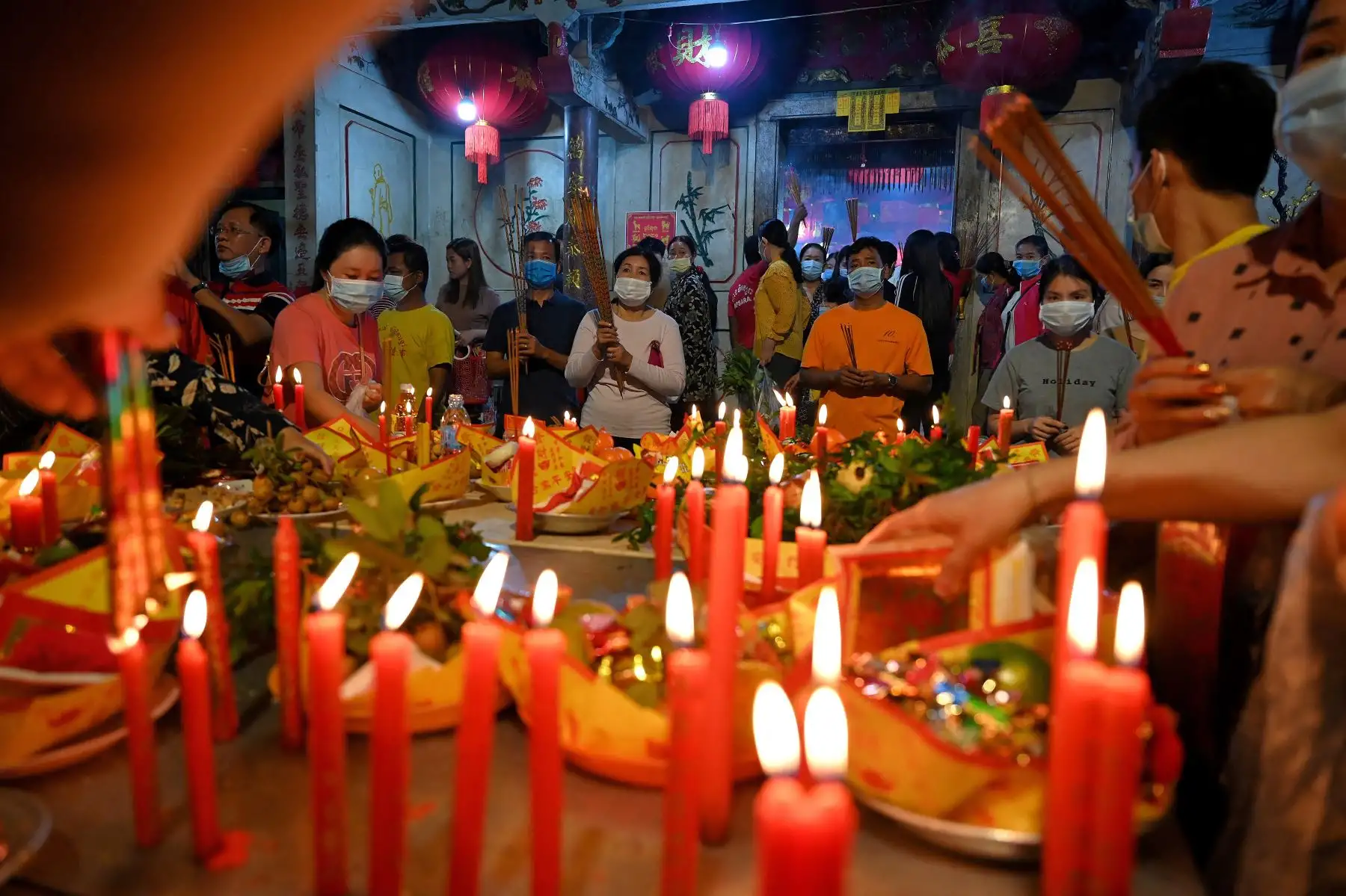 Los devotos rezan en un templo para marcar el inicio del Año Nuevo Lunar en Ta Khmao, provincia de Kandal, en Cambodia. Foto: AFP