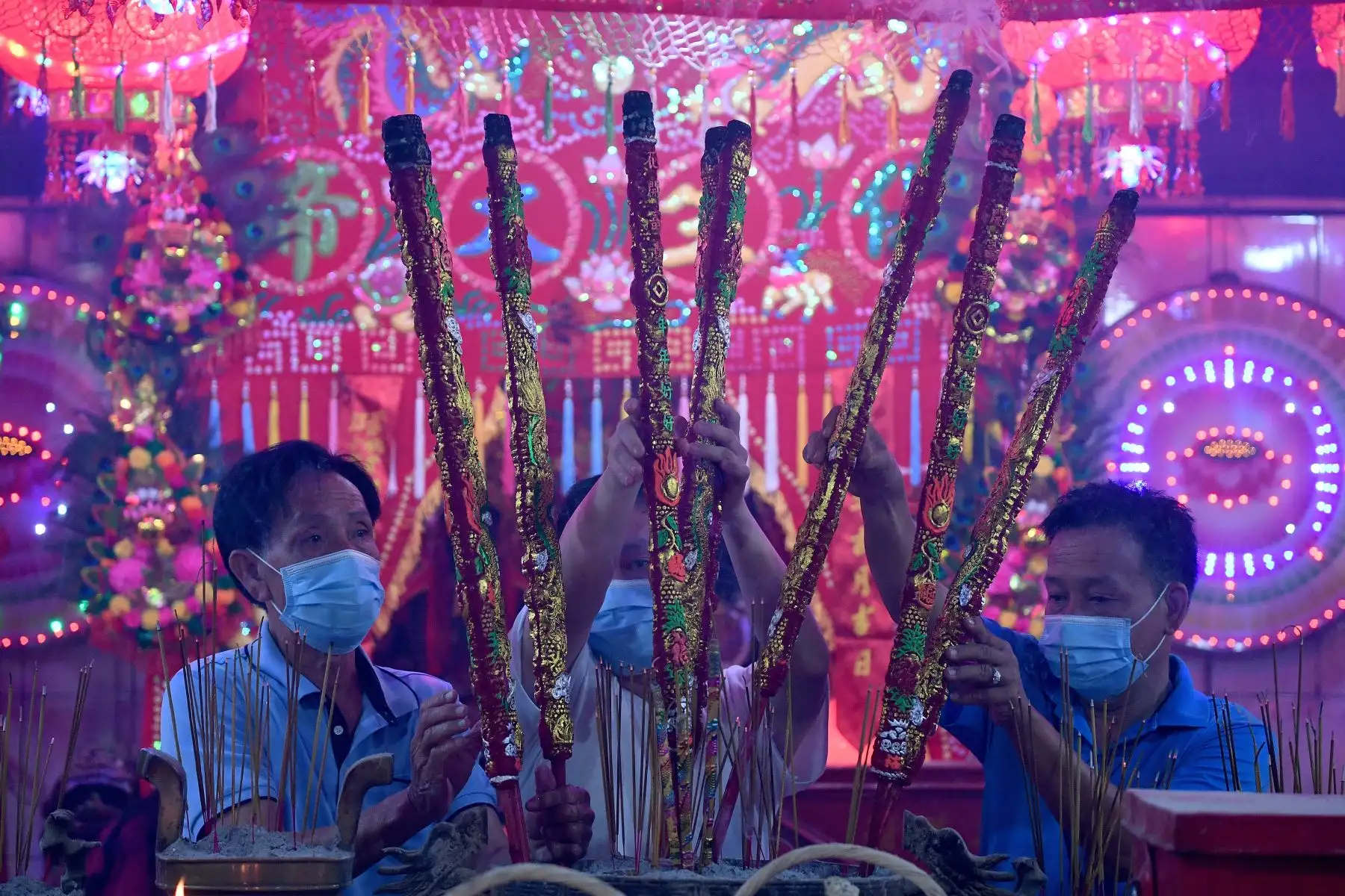 Los devotos ofrecen varitas de incienso en un templo para marcar el inicio del Año Nuevo Lunar en Ta Khmao, provincia de Kandal, en Cambodia. Foto: AFP