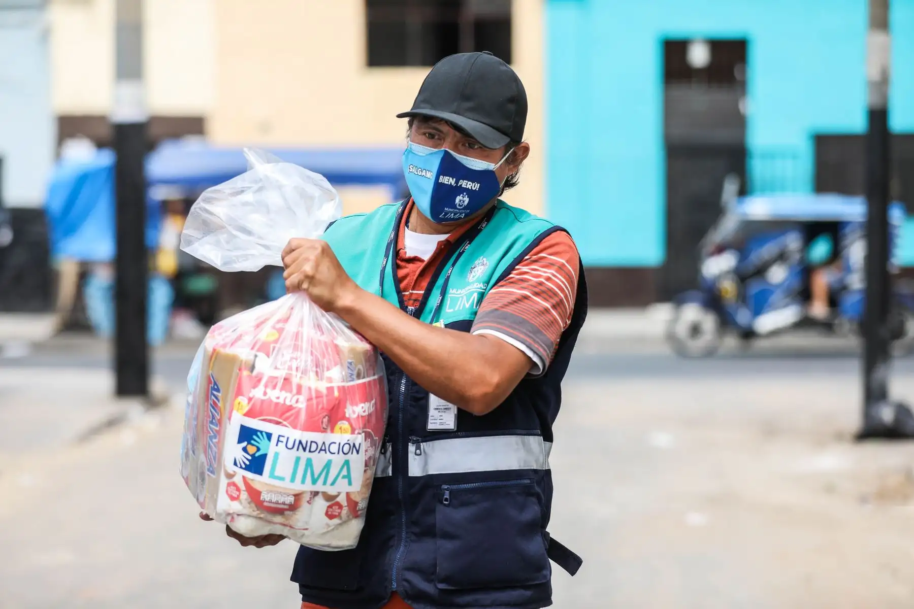La Municipalidad de Lima entregó canastas con víveres de primera necesidad a personas con discapacidad. Foto: MML