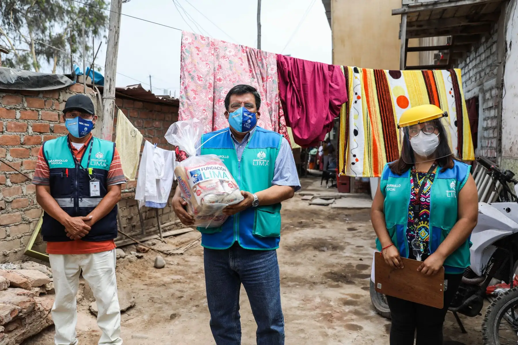 La Municipalidad de Lima entregó canastas con víveres de primera necesidad a personas con discapacidad. Foto: MML