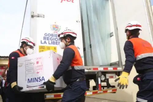 La región La Libertad completó el 100% de la distribución de las 4,367 dosis de las vacunas de Sinopharm que llegaron el miércoles a la región para ser inoculadas en el mismo número de profesionales que se encuentra en la primera línea de defensa contra el virus.