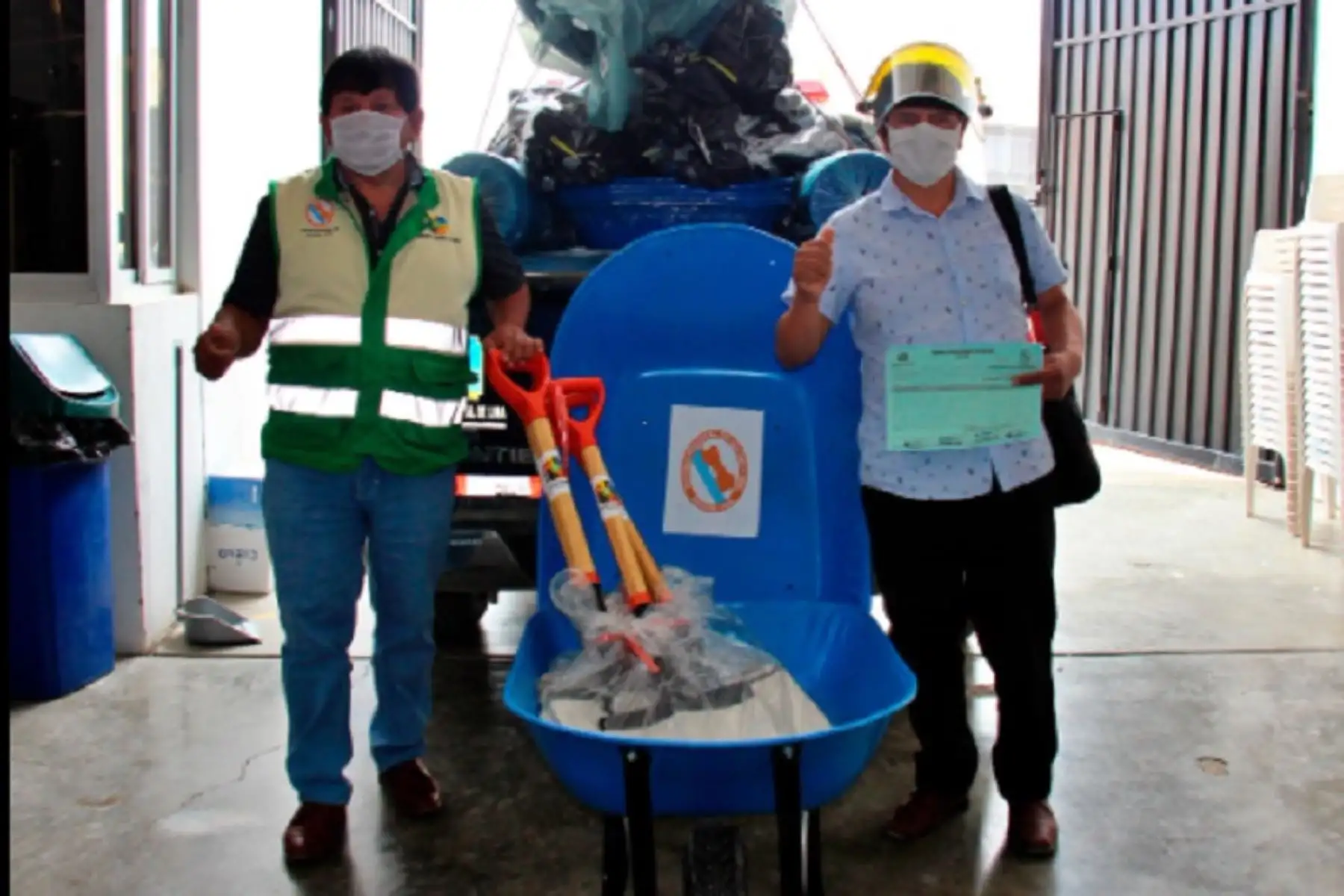 El Gobierno Regional de Lima entregó ayuda humanitaria, consistente en carpas, colchones, alimentos, agua embotellada, utensilios de cocina, bobinas de plástico y herramientas, a las familias damnificadas por las intensas lluvias en el distrito de Santa Cruz de Andamarca.