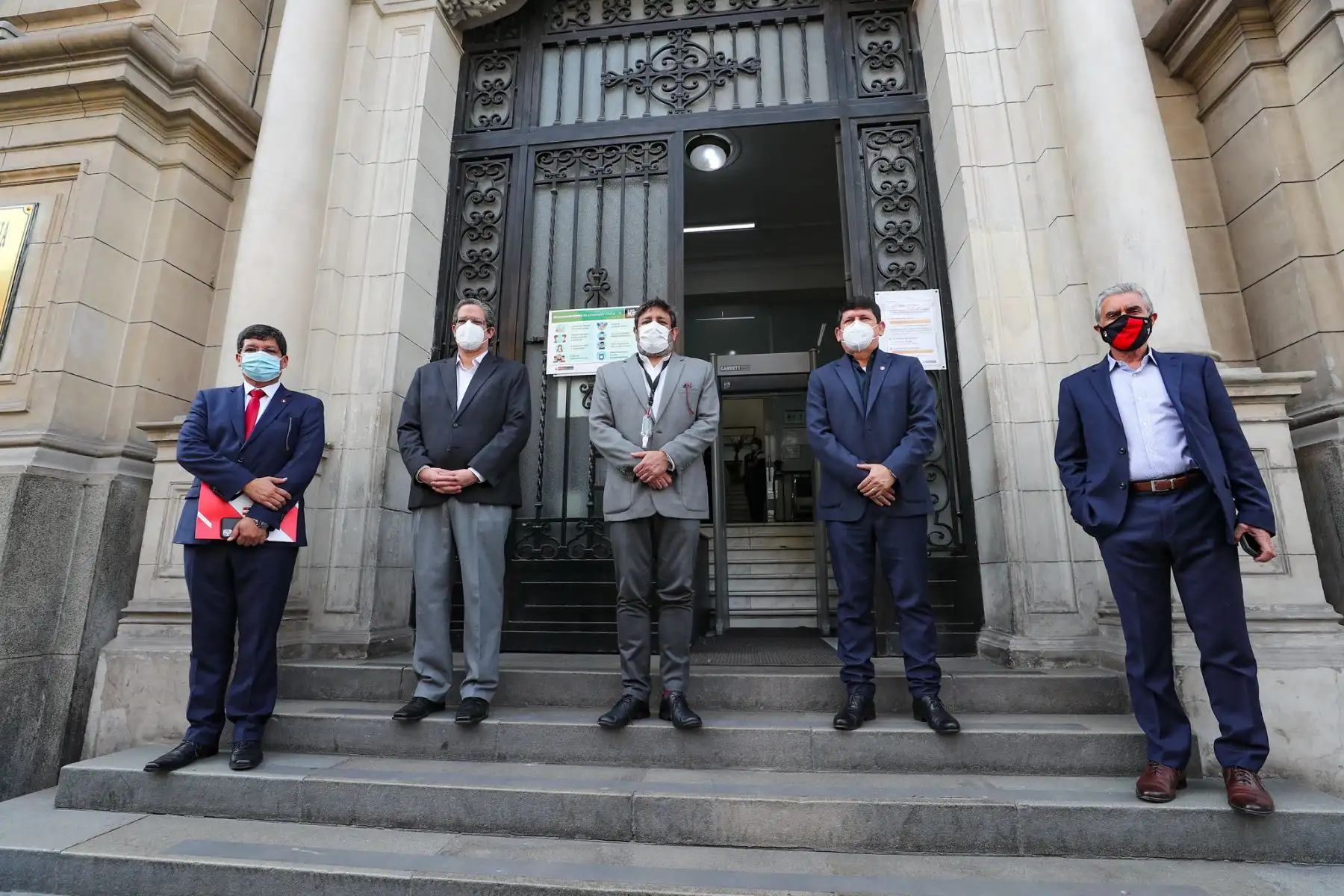 La Presidenta del Consejo de Ministros Violeta Bermúdez y el ministro de Educación Ricardo Cuenca, se reúnen con representantes del IPD y FPF. Foto: PCM