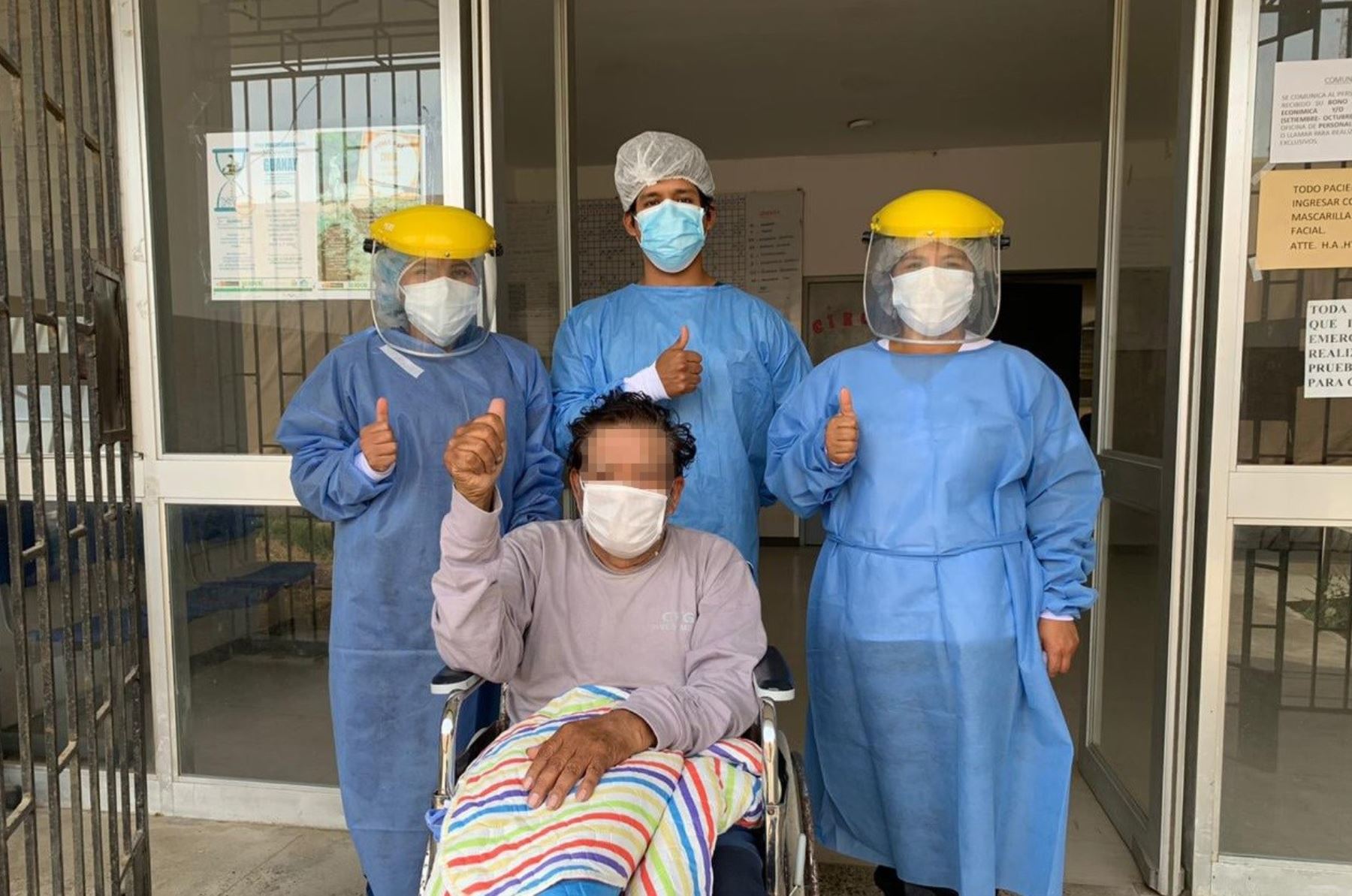 Adultos mayores superaron cuadros agudos de covid-19 tras dos semanas de internamiento en el hospital de Huarmey, región Áncash. Foto: ANDINA/Difusión