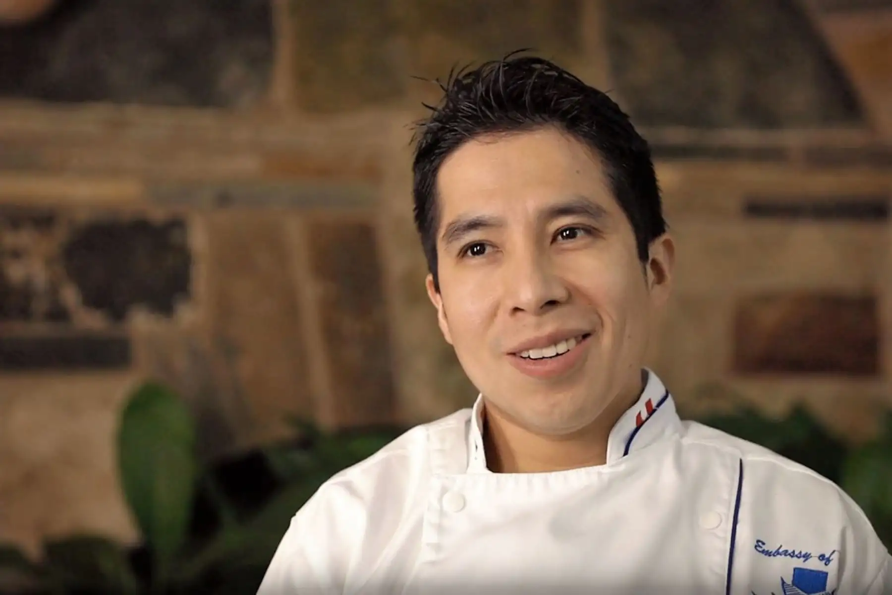 Chef peruano Elmer Gutiérrez en imágenes del capítulo dedicado al Perú en Embassy Chef Challenge, evento producido por Events DC (captura de video). Foto: cortesía.