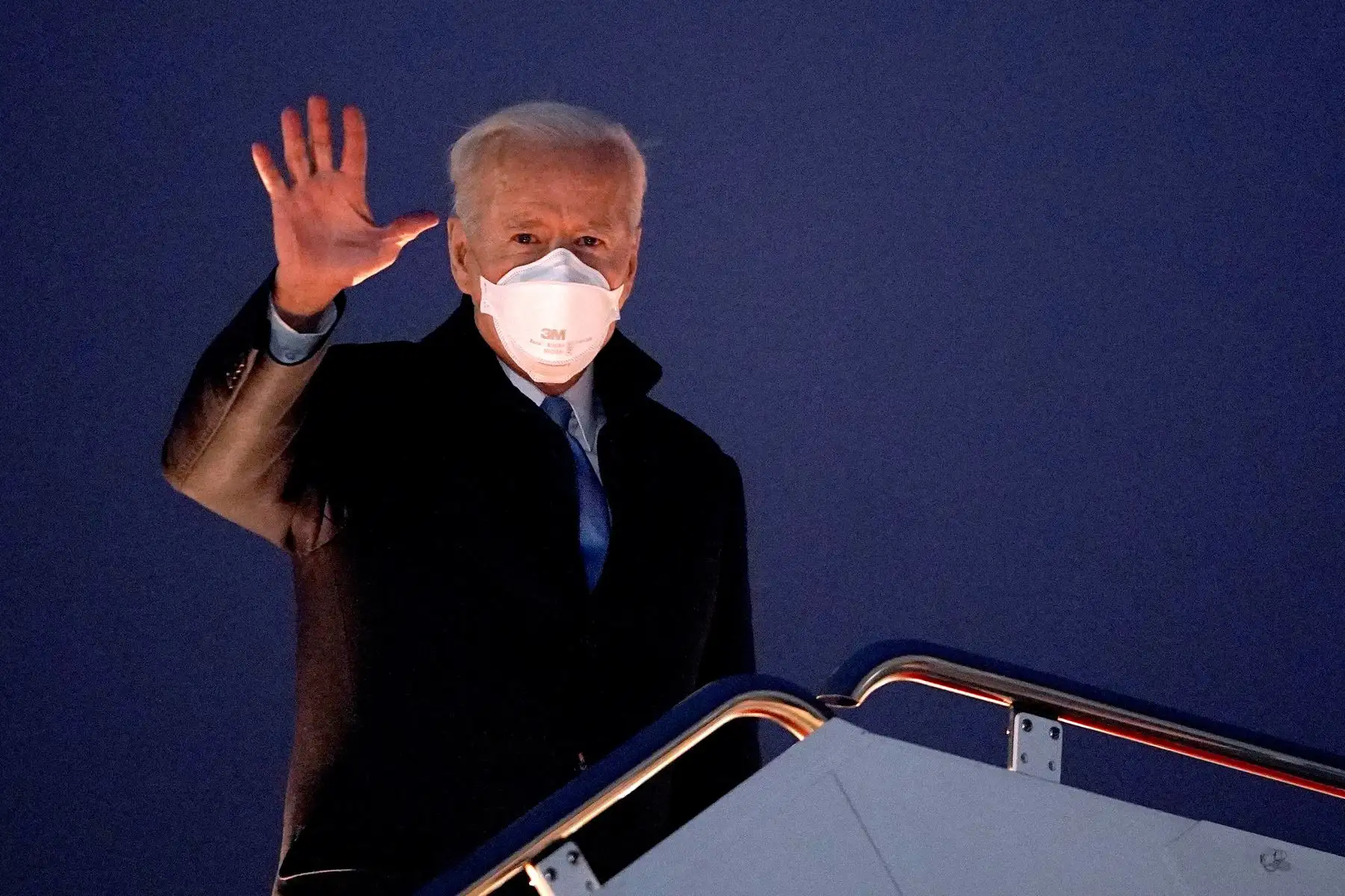 El presidente estadounidense Joe Biden saluda mientras aborda el Air Force One antes de partir de la Base de la Fuerza Aérea Andrews en Maryland. Foto: AFP