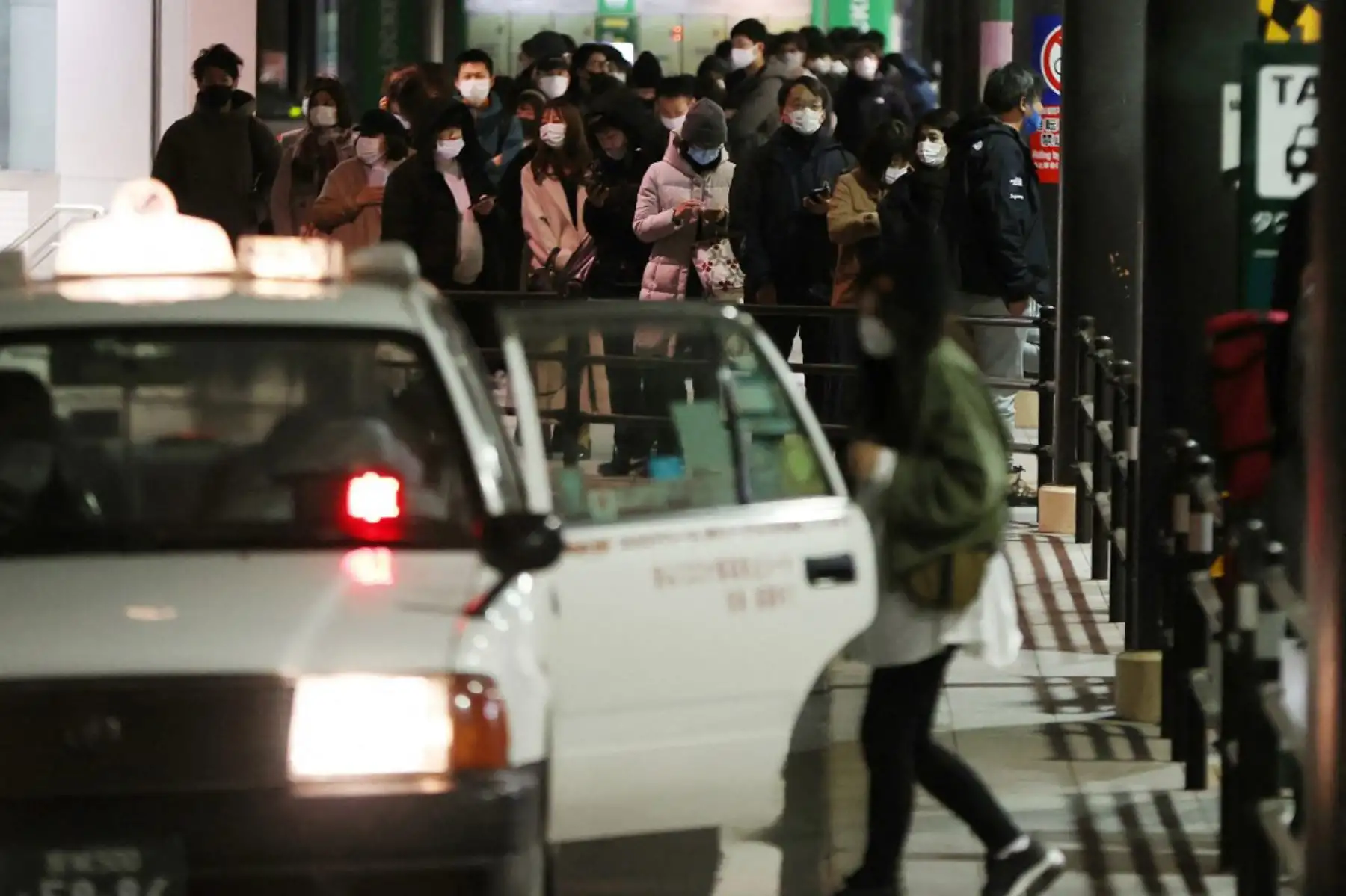 Personas esperan taxis alrededor de la estación de Sendai después del terremoto de magnitud 7.1, en Japón. Foto: AFP.