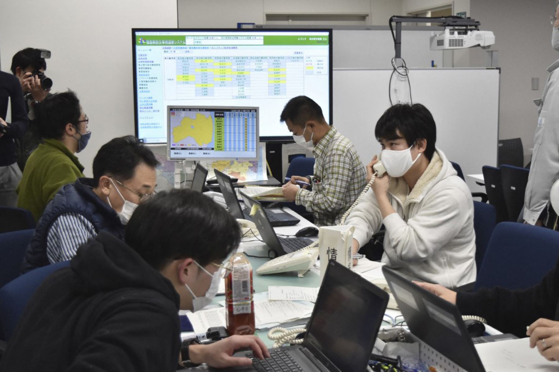 Los funcionarios del gobierno trabajan en la sede de respuesta a desastres en la oficina de la prefectura de Fukushima, después de que un terremoto de magnitud 7.1 golpeara en la costa este de Japón. Foto: AFP