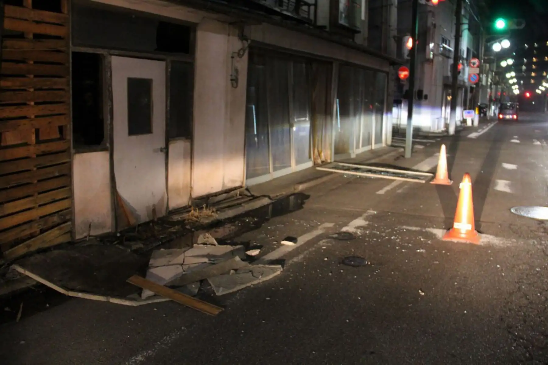 Se observan edificios dañados en Fukushima,  después de que un fuerte terremoto de magnitud 7.1 sacudiera la costa este de Japón. Foto: AFP