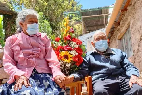 Don Rafael Sanjinez Mamani, “El usuario centenario de Moquegua”, a sus 109 años de edad, no es solamente el hombre más longevo de esta región, sino el que tiene la más hermosa historia de amor junto a su esposa, Rufina Curasi Mamanchura, de 81 años. Foto: Midis/Pensión 65. ANDINA/archivo.