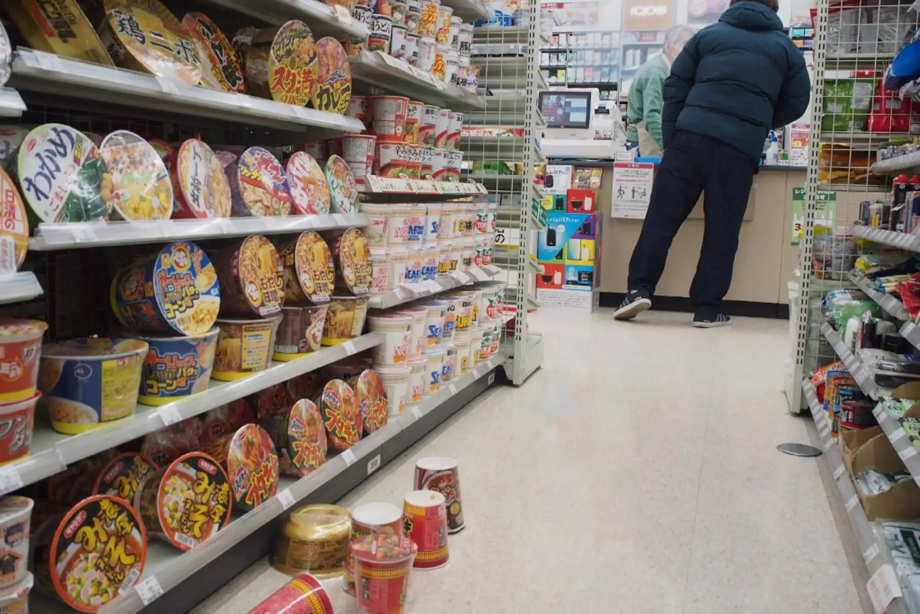 Los fideos de taza se ven en el piso de una conveniencia en Sendai, después de que un fuerte terremoto de magnitud 7.1 sacudiera la costa este de Japón. Foto: AFP