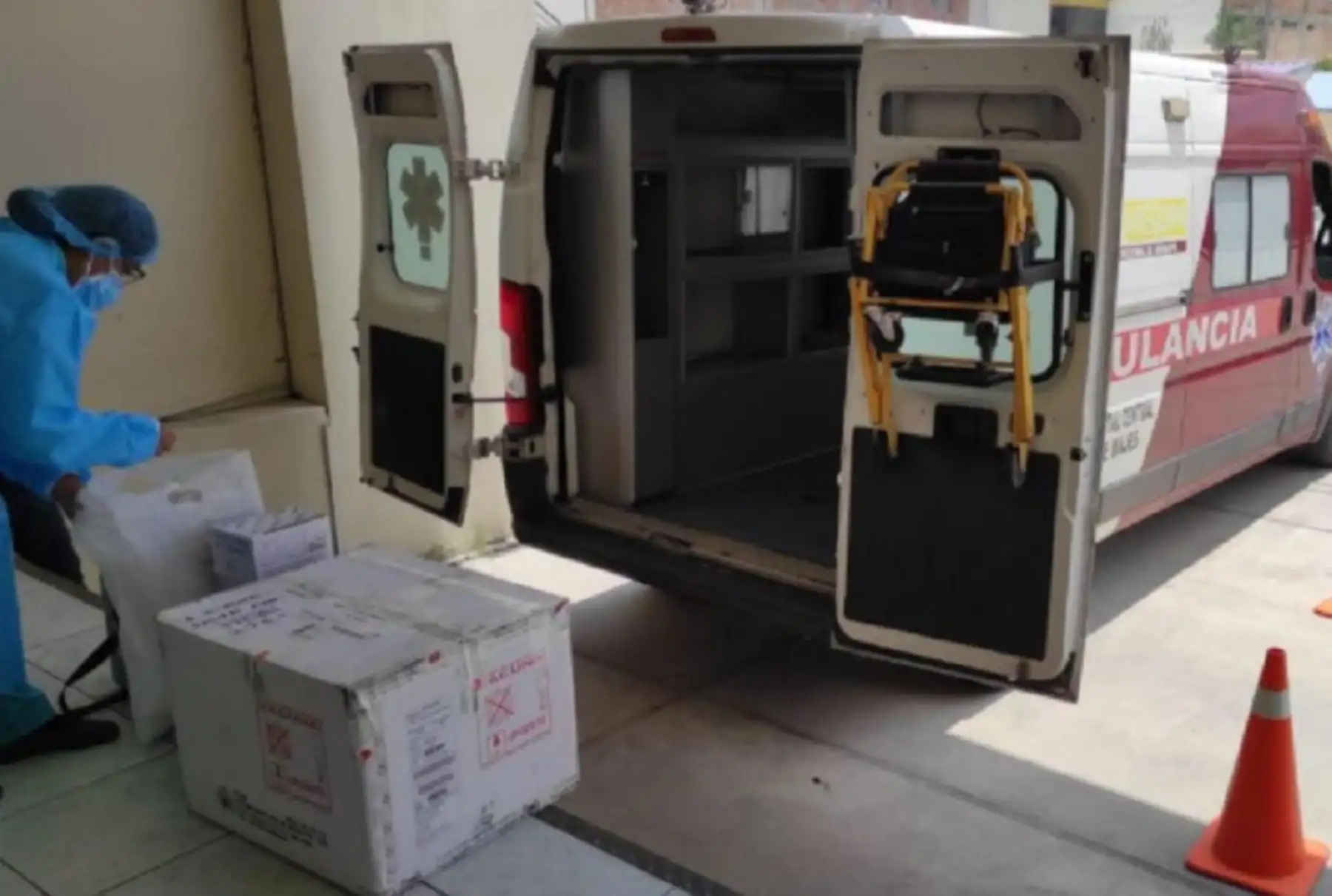 La distribución de vacunas contra el covid-19 en la región Arequipa culmina hoy con la entrega de dosis al distrito de Chivay, jurisdicción de la provincia de Caylloma. De esta manera concluye la entrega de las 6,908 vacunas asignadas en esta primera etapa a la región.