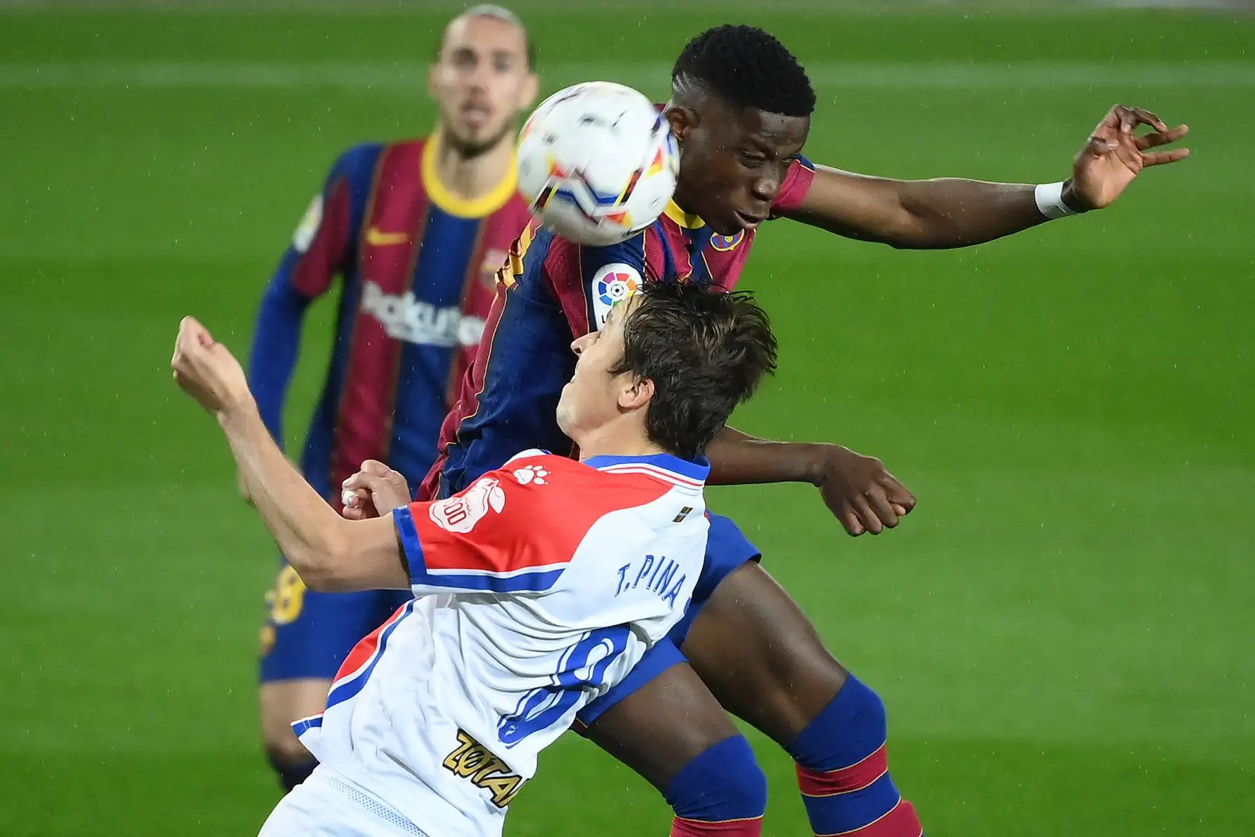 El centrocampista español del Alavés Tomas Pina cabecea el balón con el centrocampista español del Barcelona Ilaix Moriba  durante el partido de fútbol de la Liga española entre el FC Barcelona y el Deportivo Alaves.
Foto: AFP