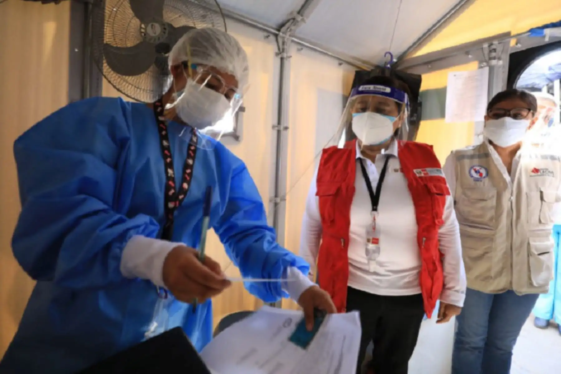 En una intensa jornada de trabajo en Tacna, la ministra de la Mujer y Poblaciones Vulnerables, Silvia Loli Espinoza, supervisó las acciones desarrolladas para frenar el incremento de los contagios por covid-19 en la región. Foto: Mimp.
