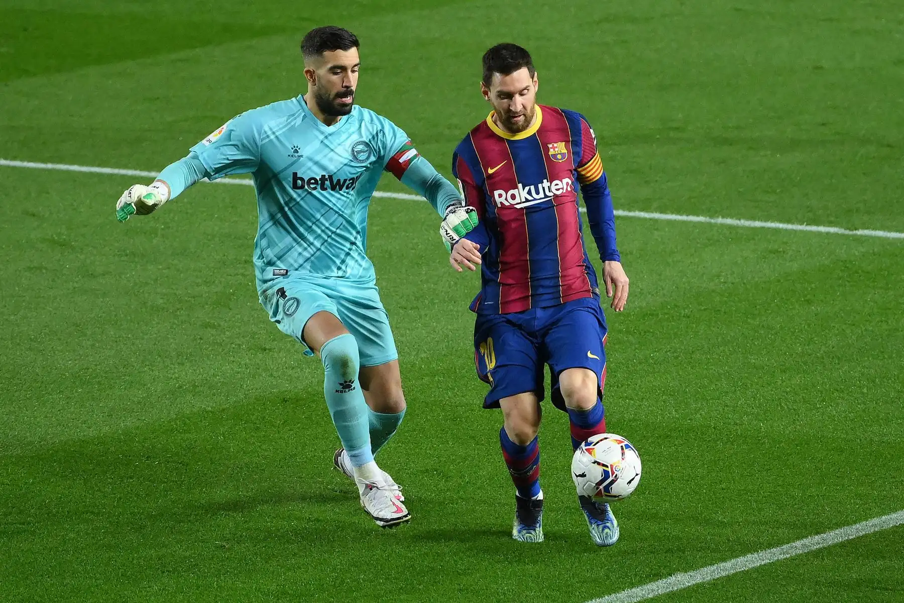 El delantero argentino del Barcelona Lionel Messi  desafía al portero español del Alavés Fernando Pacheco durante el partido de fútbol de la Liga española entre el FC Barcelona y el Deportivo Alaves.
Foto: AFP