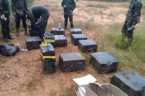 Con éxito concluyó un operativo antidrogas, donde miembros de las Fuerzas Armadas en apoyo a la Policía Nacional detuvieron a cuatro presuntos narcotraficantes colombianos y descubrieron dos caletas que contenían aproximadamente 600 kilos de clorhidrato de cocaína en forma de ladrillos y cerca de 300 galones de droga líquida, en las cercanías del río Atacuari, distrito Mariscal Ramón Castilla, provincia del mismo nombre, en Loreto.