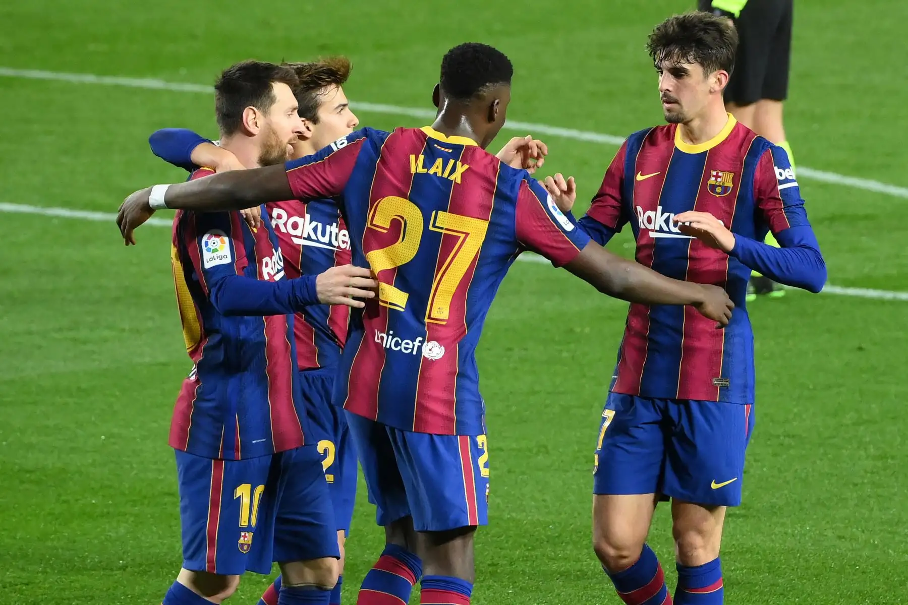 El delantero portugués del Barcelona Francisco Trincao  celebra con sus compañeros de equipo tras marcar un gol durante el partido de fútbol de la Liga española entre el FC Barcelona y el Deportivo Alaves en el estadio Camp Nou de Barcelona.
Foto: AFP