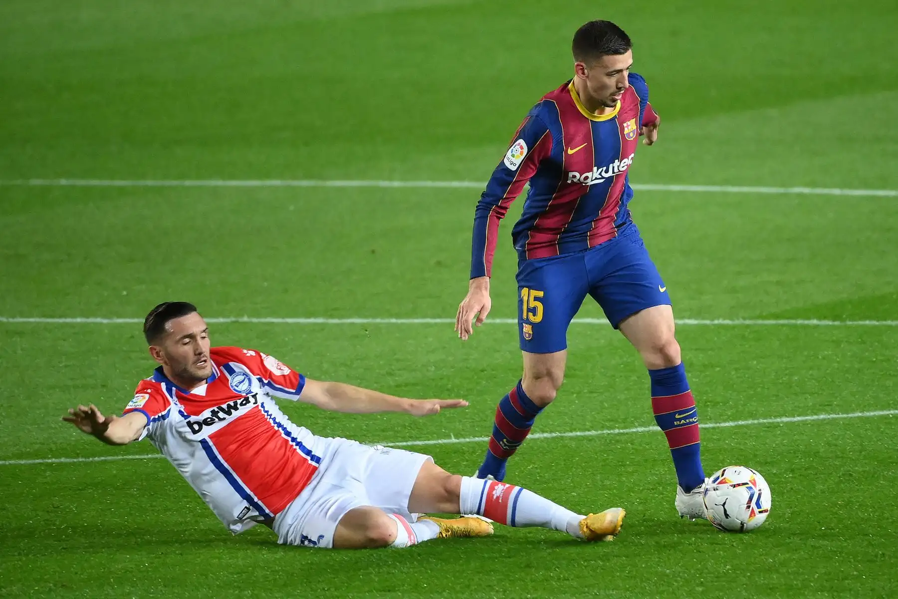 El defensor francés del Barcelona Clement Lenglet  desafía al delantero español del Alavés Lucas Pérez durante el partido de fútbol de la Liga española entre el FC Barcelona y el Deportivo Alaves en el estadio Camp Nou de Barcelona.
Foto: AFP