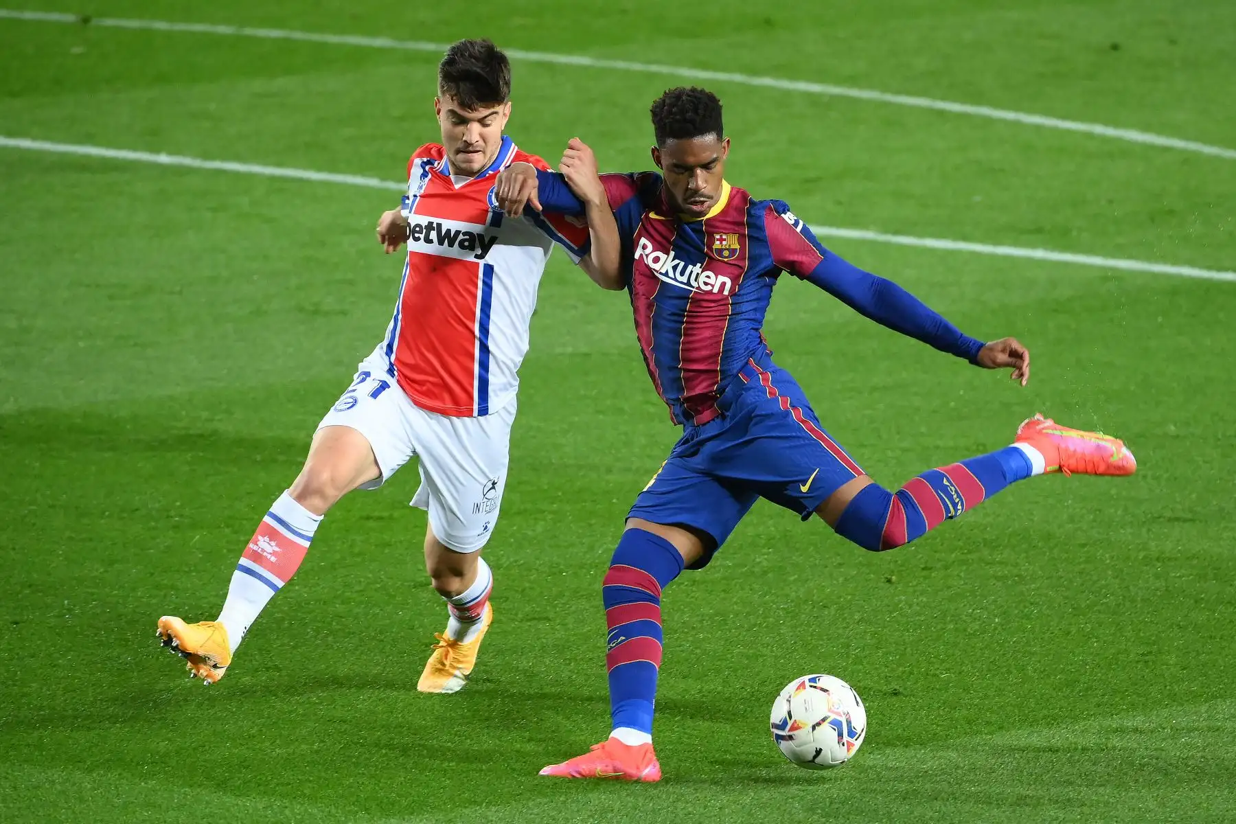 El defensor español del Barcelona Junior Firpo desafía al defensor español del Alavés Martín Aguirregabiria  durante el partido de fútbol de la Liga española entre el FC Barcelona y el Deportivo Alaves en el estadio Camp Nou de Barcelona.
Foto: AFP