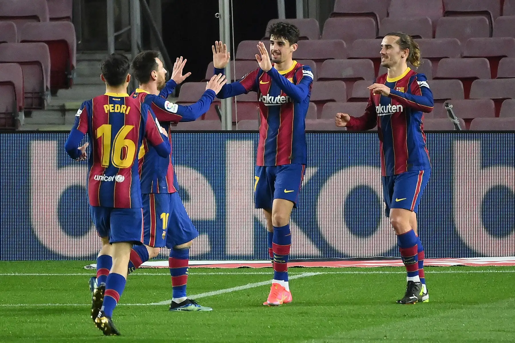Los jugadores del Barcelona celebran tras marcar un gol durante el partido de fútbol de la liga española entre el FC Barcelona y el Deportivo Alaves en el estadio Camp Nou de Barcelona.
Foto: AFP