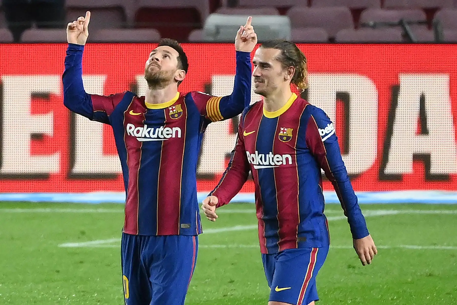 El delantero argentino del Barcelona Lionel Messi celebra con el centrocampista francés del Barcelona Antoine Griezmann tras marcar un gol durante el partido de fútbol de la liga española entre el FC Barcelona y el Deportivo Alaves en el estadio Camp Nou de Barcelona.
Foto: AFP