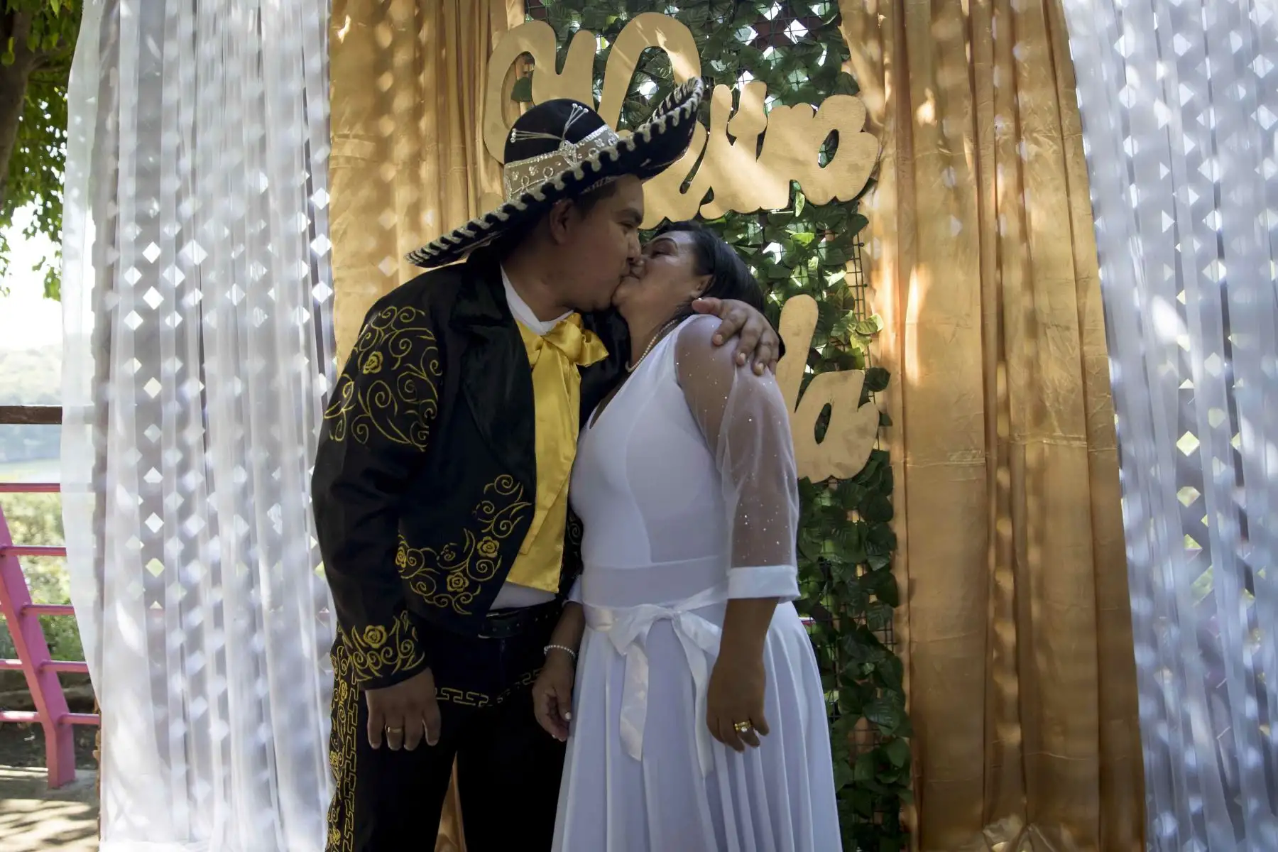 Cientos de parejas se casaron por la vía civil en Managua, capital de Nicaragua, en una boda masiva para novios de escasos recursos, que cada año es organizada en el país centroamericano con ocasión del día de San Valentín. 
Foto: EFE