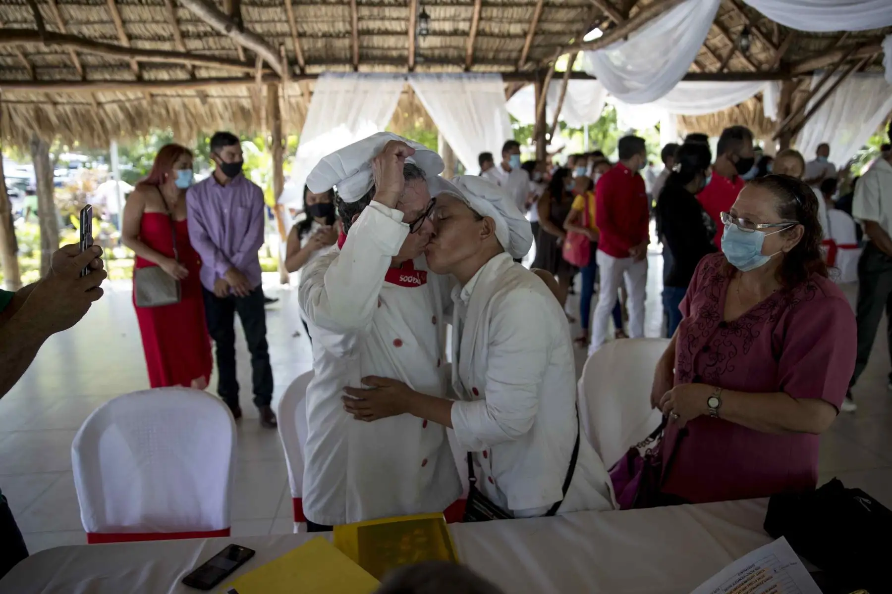 Cientos de parejas se casaron por la vía civil, en una boda masiva para novios de escasos recursos, que cada año es organizada en Nicaragua con ocasión del día de San Valentín. 
Foto: EFE