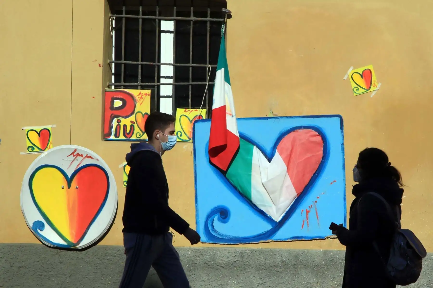 Una vista de un graffiti que muestra dos corazones en una pared en el área de Navigli en Milán, en el norte de Italia, con motivo del Día de San Valentín. 
Foto: EFE