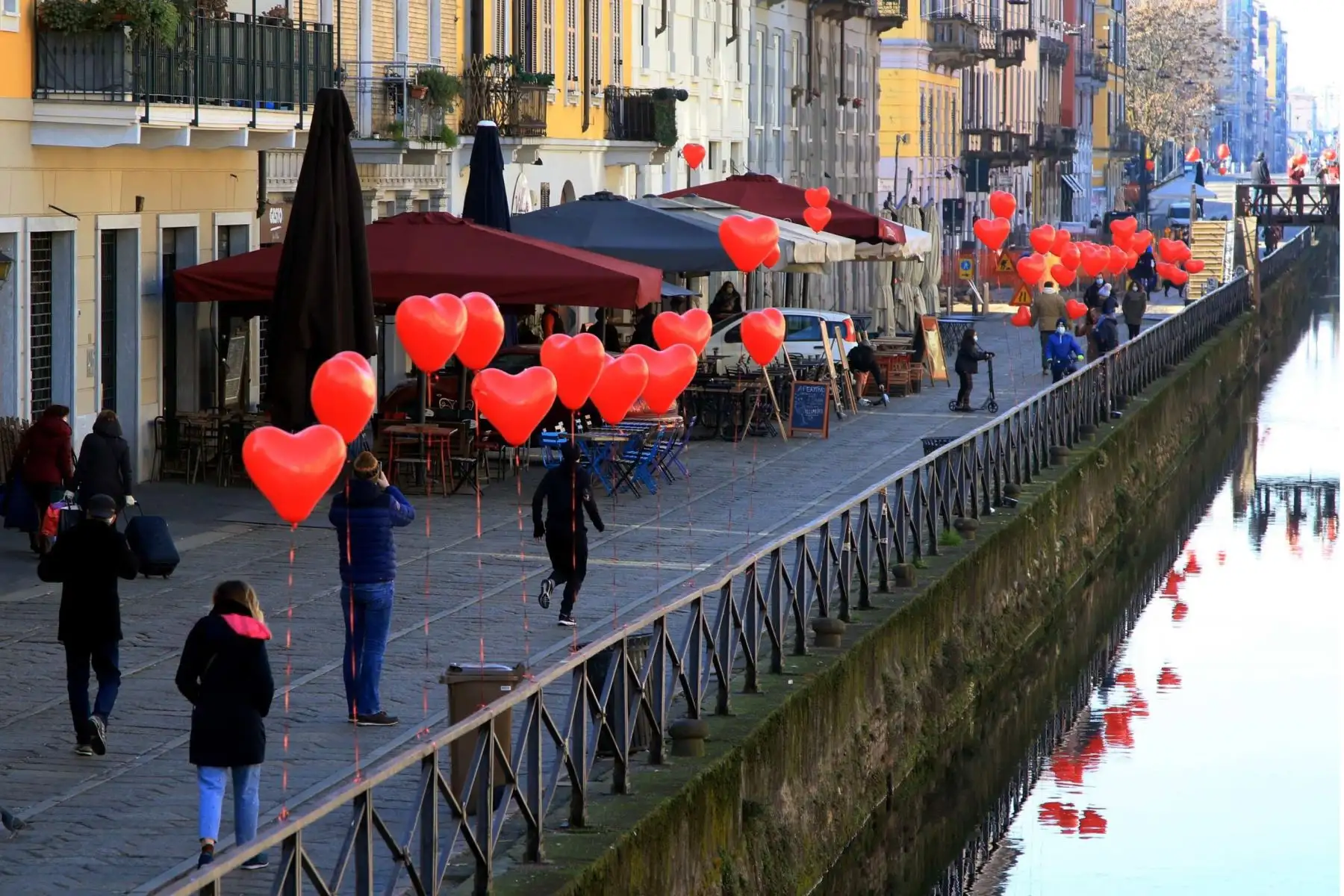 Una vista de globos en forma de corazón que decoran el área de Navigli en Milán, en el norte de Italia, con motivo del Día de San Valentín.
Foto: EFE