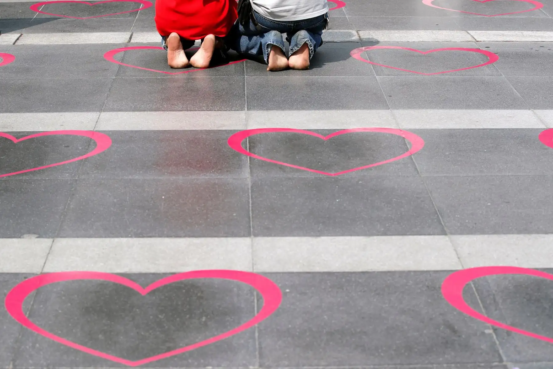 Una pareja tailandesa reza con carteles de distanciamiento social en forma de corazón para adorar al Santuario Trimurti, el dios del amor para conmemorar el Día de San Valentín en Bangkok, Tailandia.
Foto: EFE
