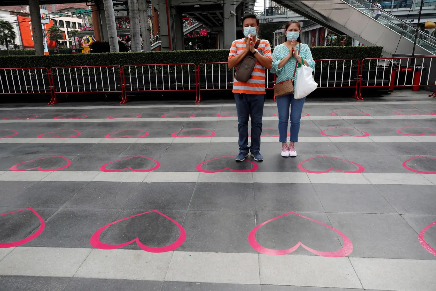 Una pareja tailandesa reza con carteles de distanciamiento social en forma de corazón para adorar al Santuario Trimurti, el dios del amor para conmemorar el Día de San Valentín en Bangkok, Tailandia.
Foto: EFE