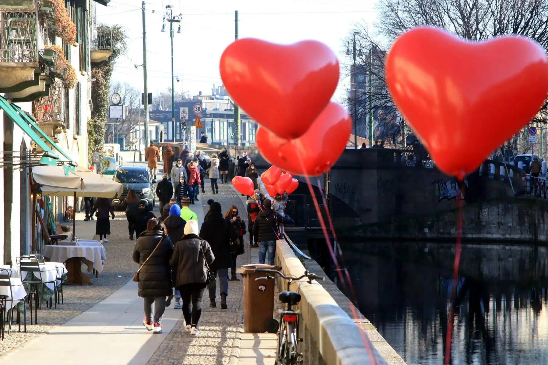 Una vista de globos en forma de corazón que decoran el área de Navigli en Milán, en el norte de Italia,  con motivo del Día de San Valentín. 
Foto: EFE