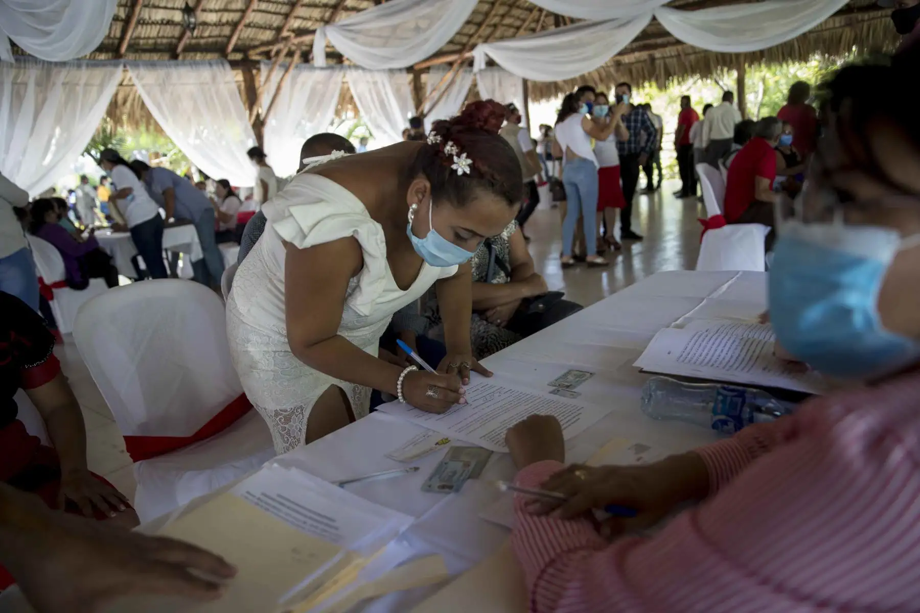 Cientos de parejas se casaron por la vía civil en Managua, capital de Nicaragua, en una boda masiva para novios de escasos recursos, que cada año es organizada en el país centroamericano con ocasión del día de San Valentín. 
Foto: EFE