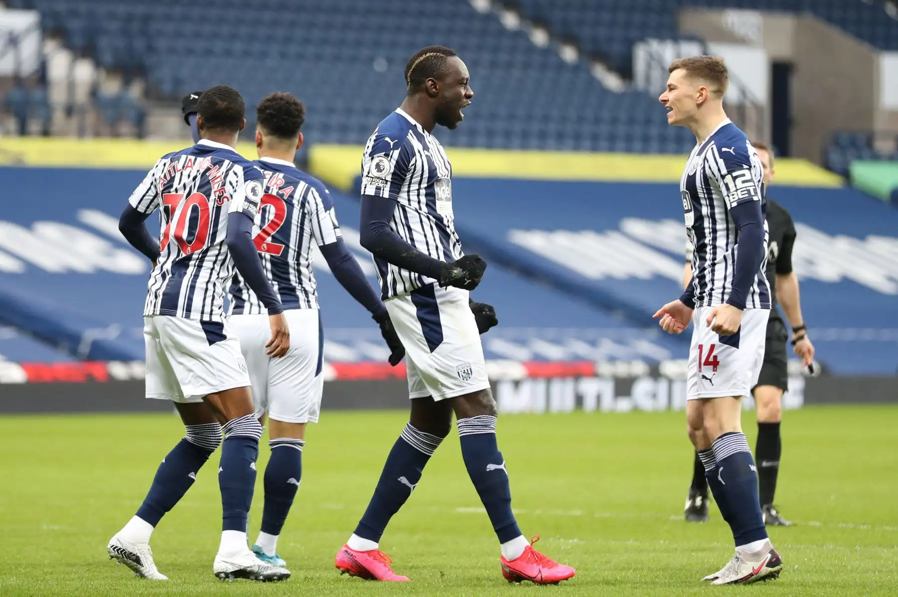El delantero senegalés del West Bromwich Albion, Mbaye Diagne , celebra el primer gol durante el partido de fútbol de la Premier League inglesa entre el West Bromwich Albion y el Manchester United.
Foto: AFP