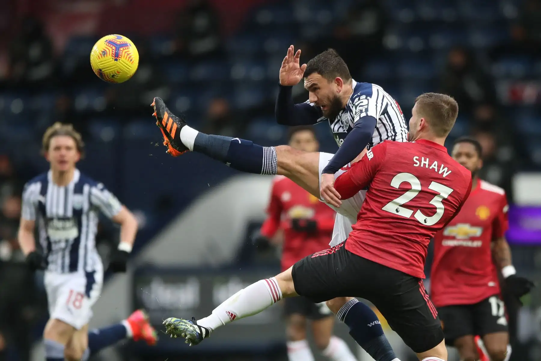 El centrocampista inglés del West Bromwich Albion Robert Snodgrass, juega el balón bajo la presión del defensor inglés del Manchester United Luke Shaw, durante el partido de fútbol de la Premier League inglesa entre West Bromwich Albion y el Manchester United.
Foto: AFP